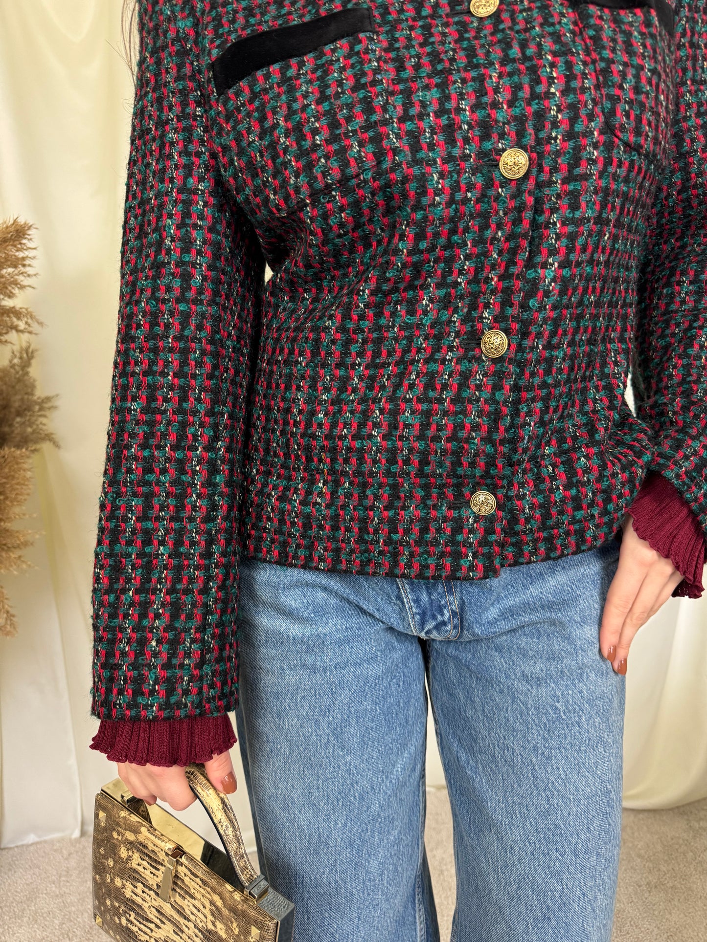 Jacheta din lana tip tweed cu detalii din catifea neagră și nasturi tip bijuterie, mărimea L/XL,