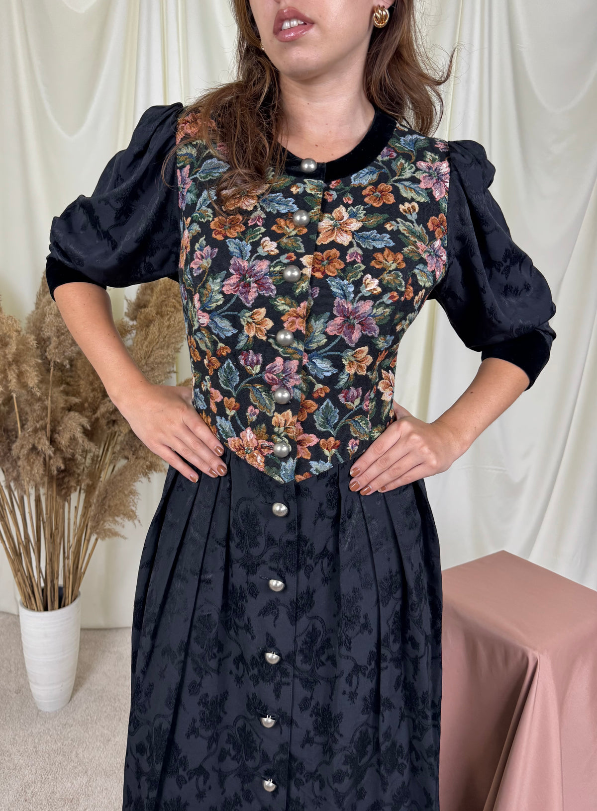 Rochie vintage superbisimă  cu nasturi metalici și detalii din catifea de bumbac ( mărimea M/L)