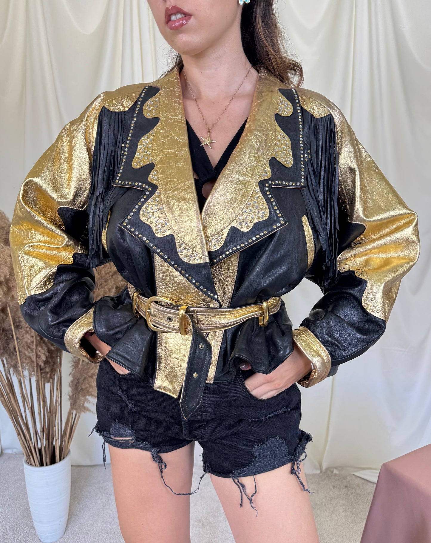Piesă vintage statement din piele naturală extrem de rară cu aplicații spectaculoase, franjuri și ținte. TRUE VINTAGE 
(Mărimea S-L)