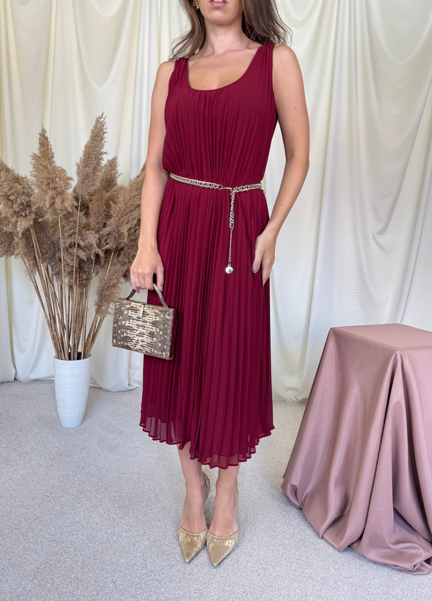 Rochie MICHAEL KORS plisată în croială fluidă, nuanța burgundy + centura metalică aurie inclusă ( marimea S-M)