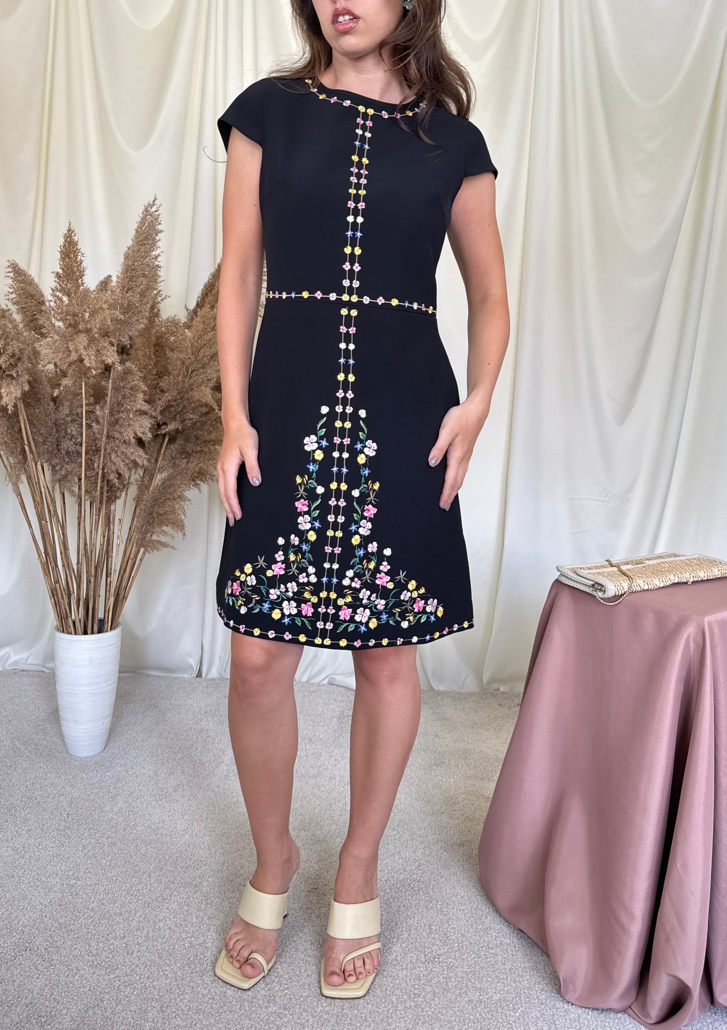 Rochie TED BAKER cu broderie 
(Mărimea S/M)
