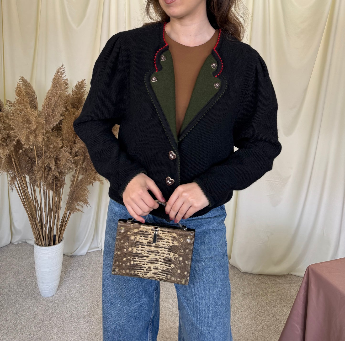 Cardigan vintage din 100% lână cu broderie superbă ( mărimea M/L)