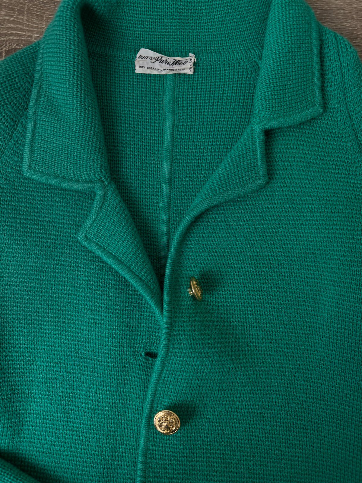 Cardigan vintage din lana pura extrem de călduroasă și densă cu nasturi aurii tip bijuterie ( mărimea S/M)
