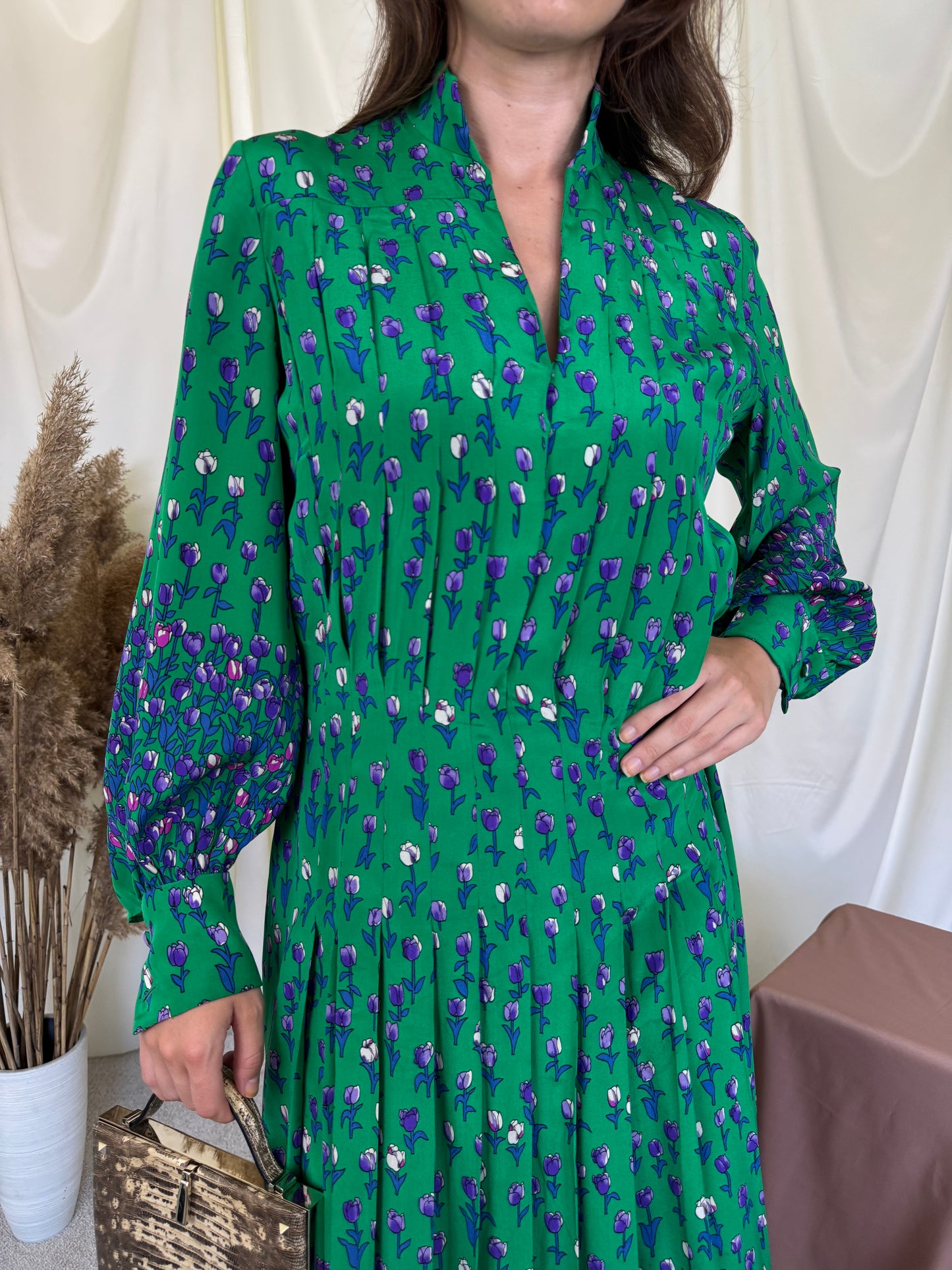 Rochie vintage din 100% mătase naturala cu prin floral, pliuri fine și croială vaporoasă 
(Mărimea M/L)