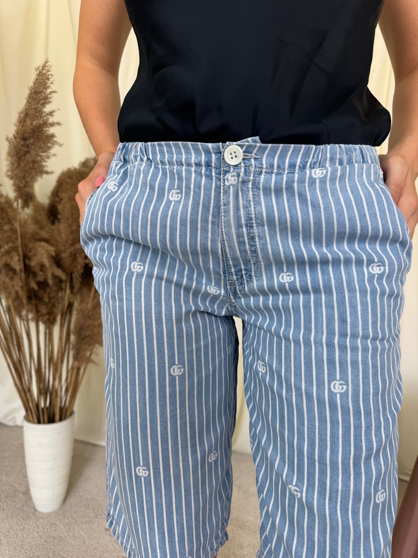 Pantaloni GUCCI din denim subțire de bumbac cu print ( mărimea XS)