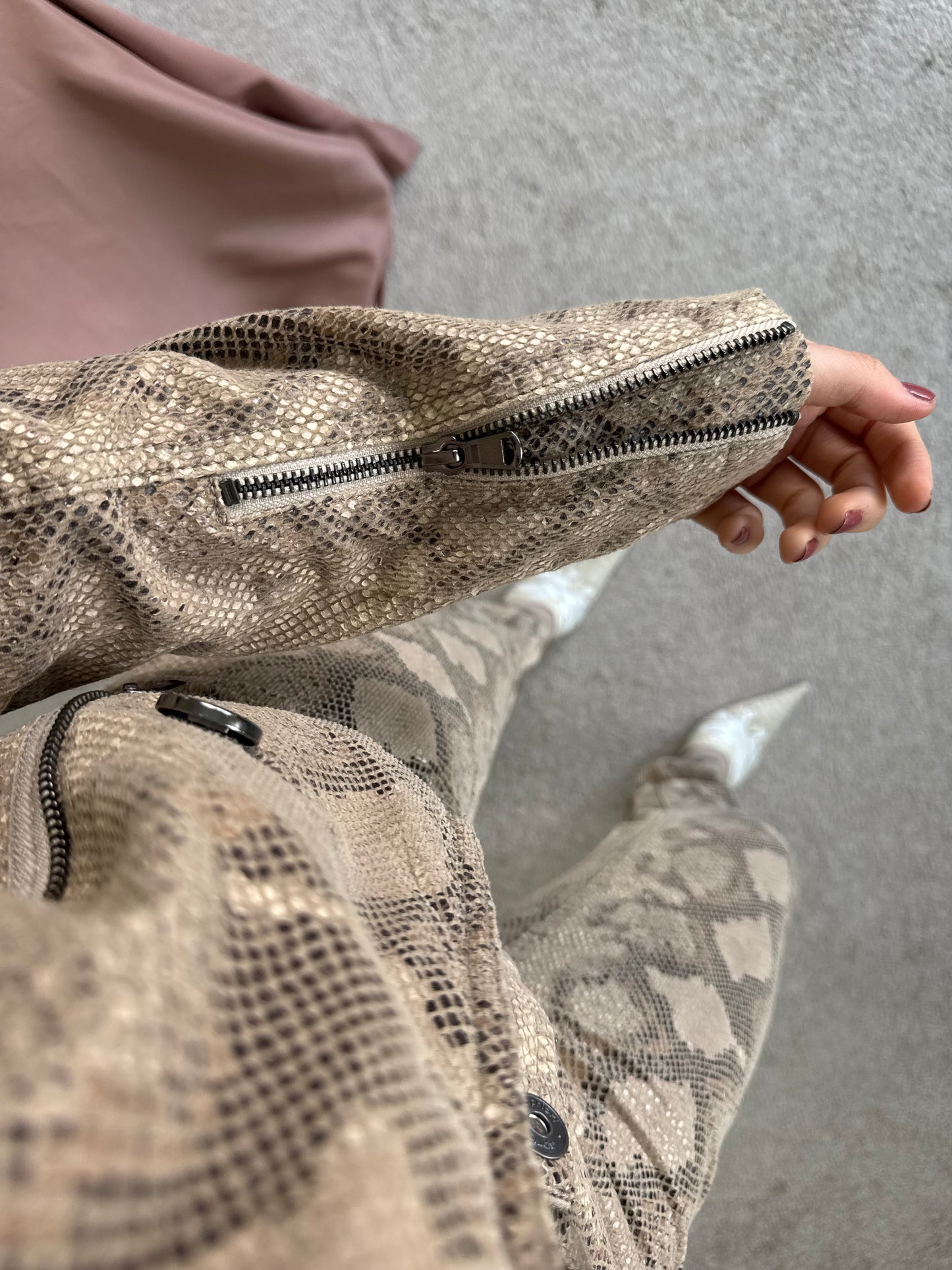 Costum snake, jachetă și pantalon 
(Mărimea XS-S)
