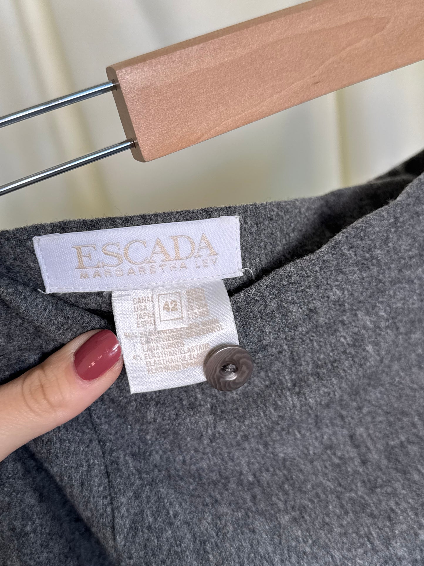 Fusta ESCADA office din lana extrem de fină 
(Mărimea L)