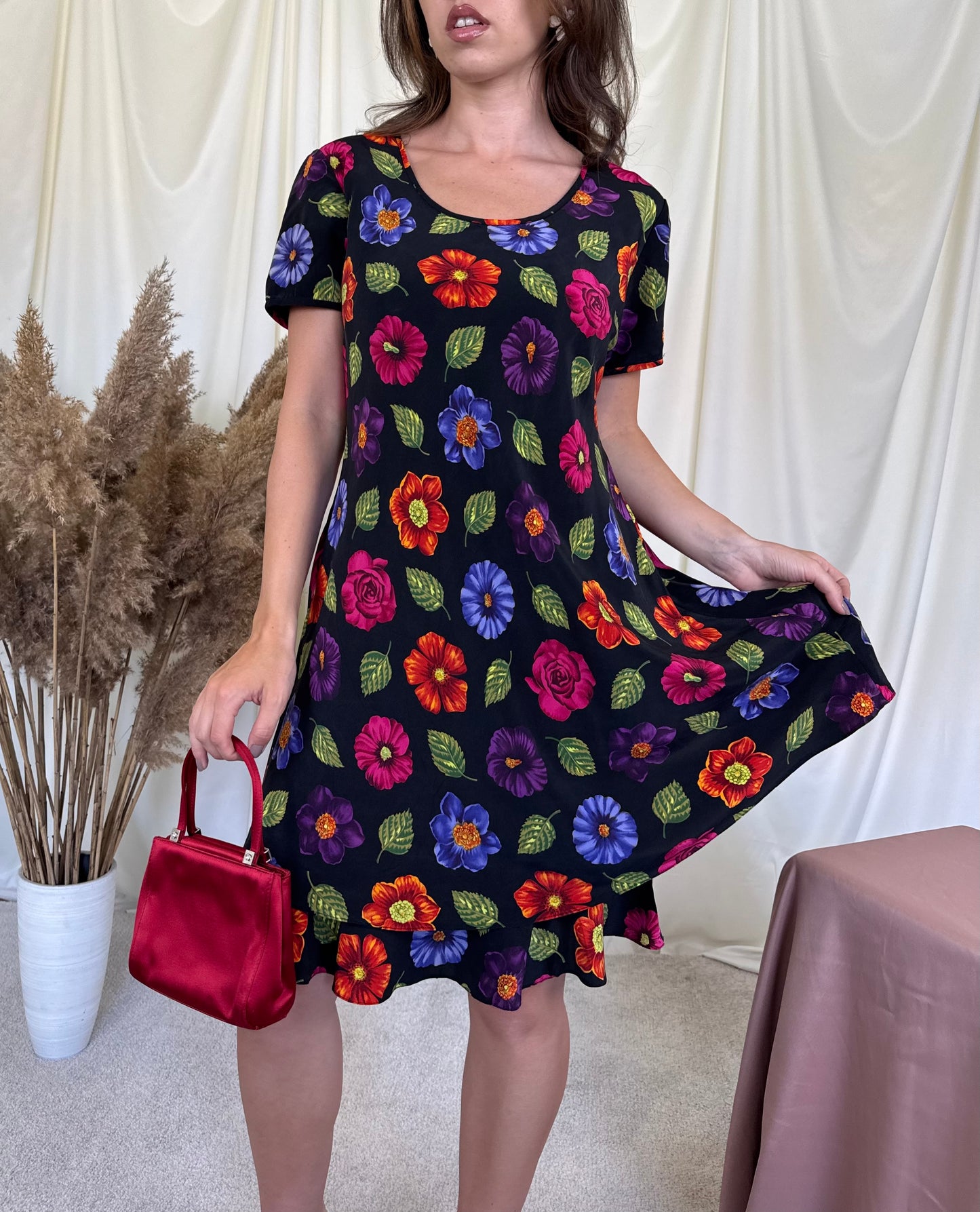 Rochie vintage din 100% matase naturala cu print floral
(Mărimea M)