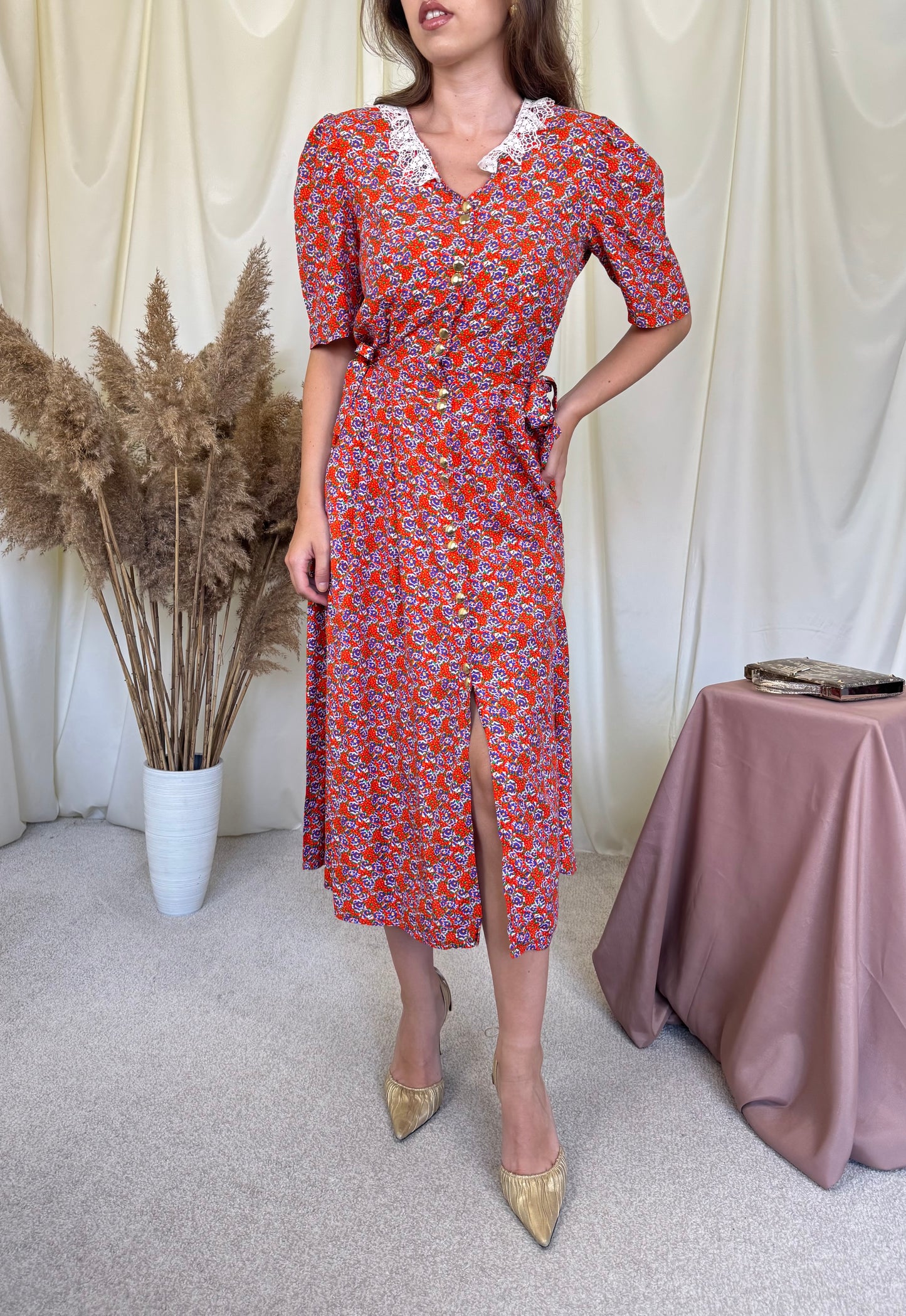 Rochie vintage cu print floral, guler din dantelă și nasturi aurii, talie ajustabilă  
(Mărimea M)