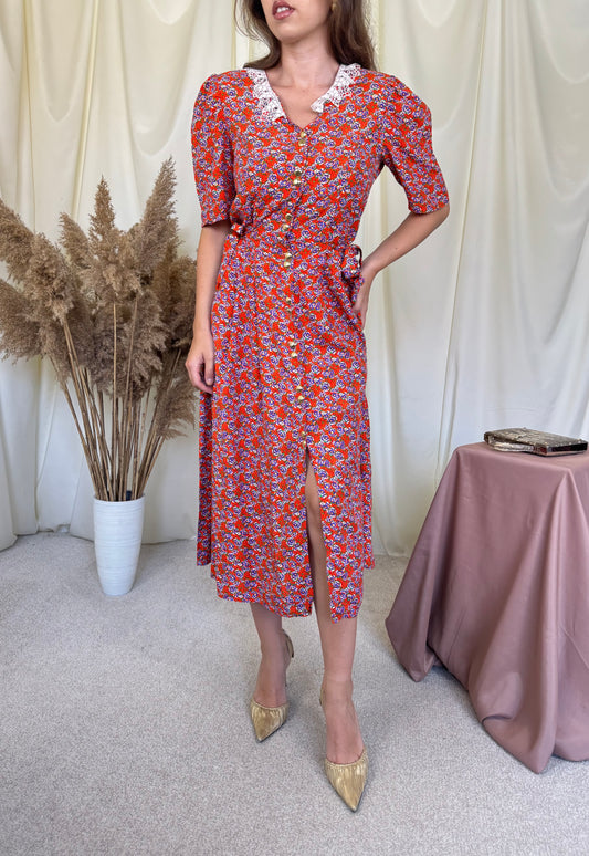 Rochie vintage cu print floral, guler din dantelă și nasturi aurii, talie ajustabilă  
(Mărimea M)