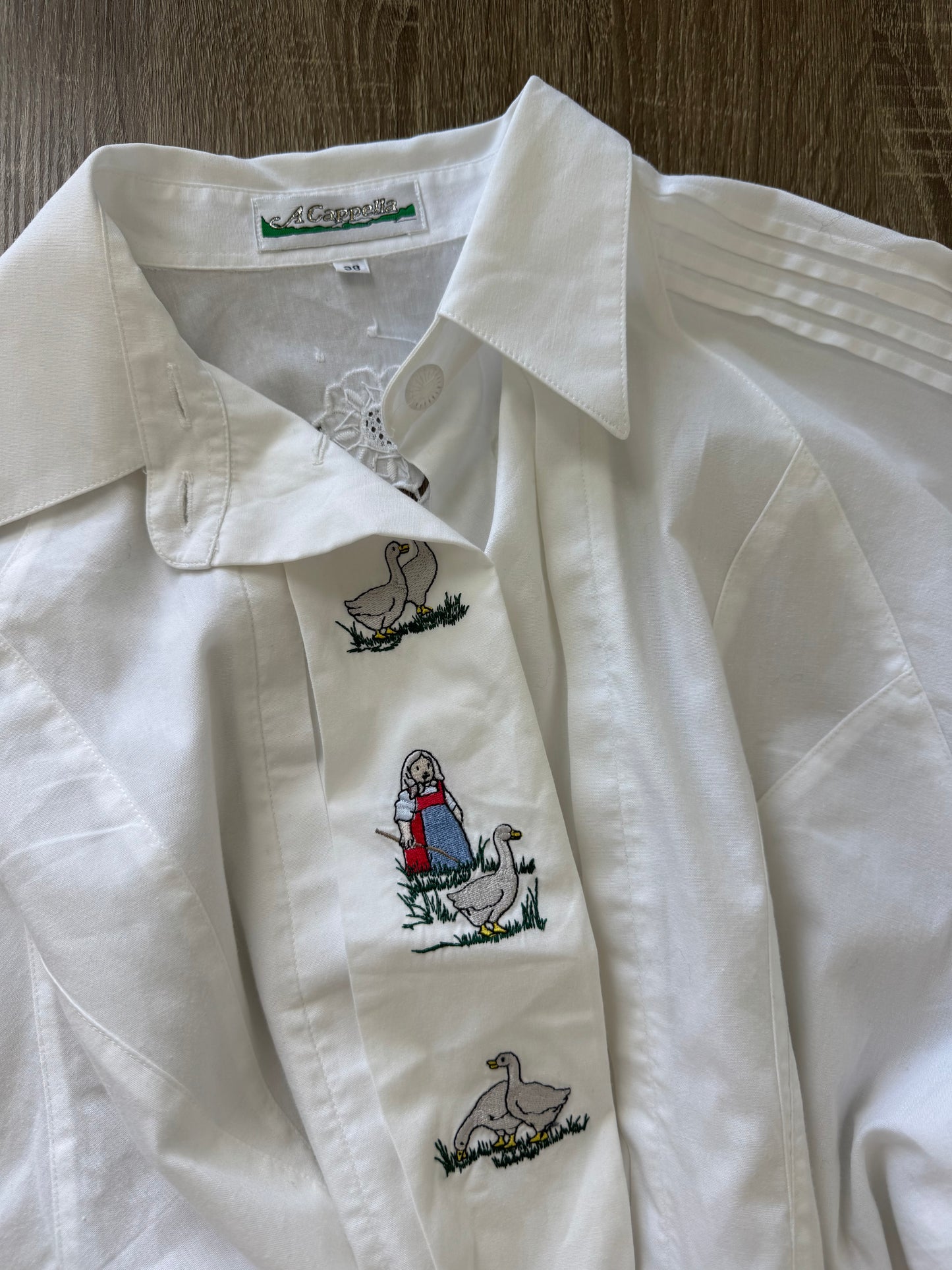 Cămașă vintage din 100% bumbac cu detalii brodate 
(Mărimea M/L)