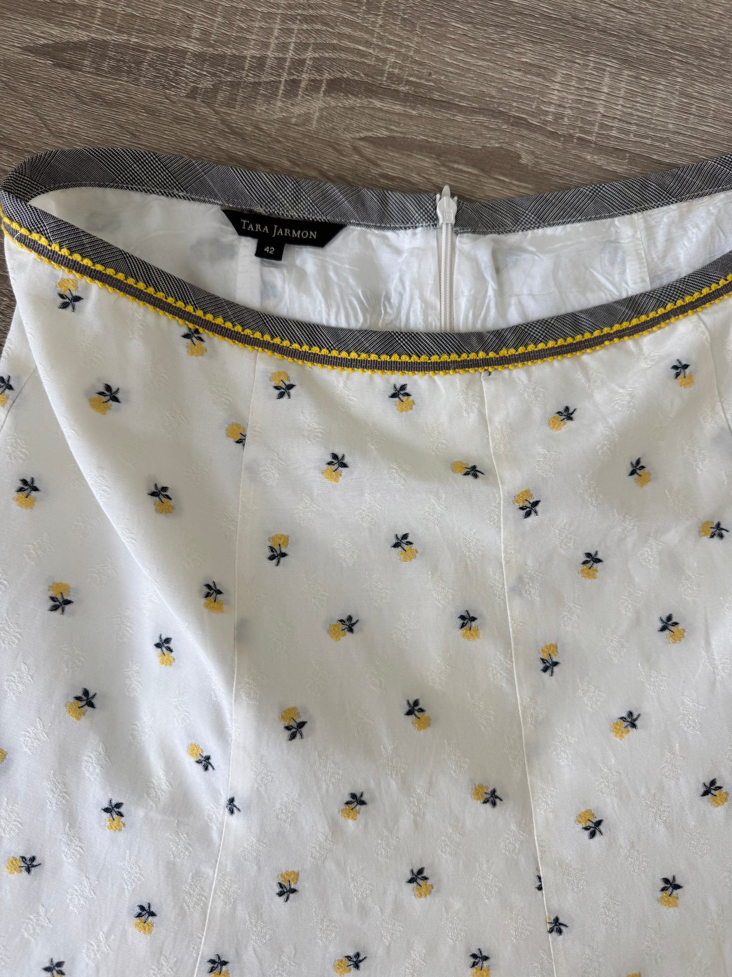 Fustă premium TARA JARMON cu broderie și croi suoerb( mărimea L)