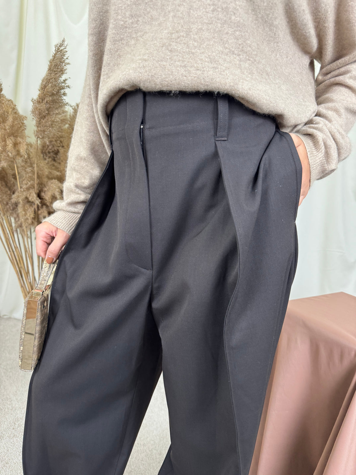 Pantalon COS cu talie înaltă și croi super cool  din lana ( mărimea L)