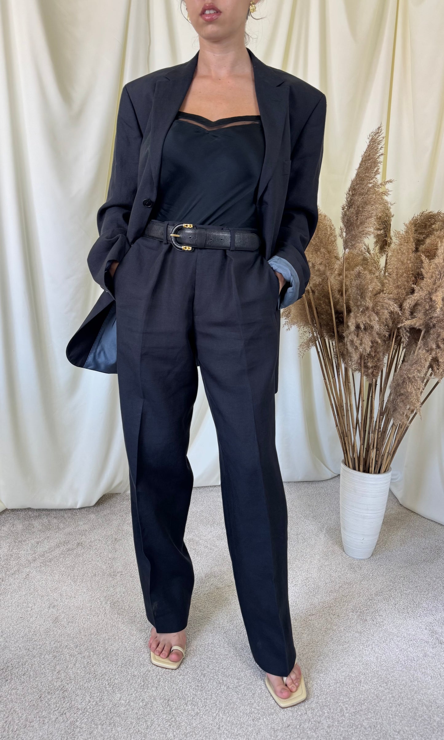 Costum HUGO BOSS din 100% in bleumarin 
(Mărimea 50/M-L)