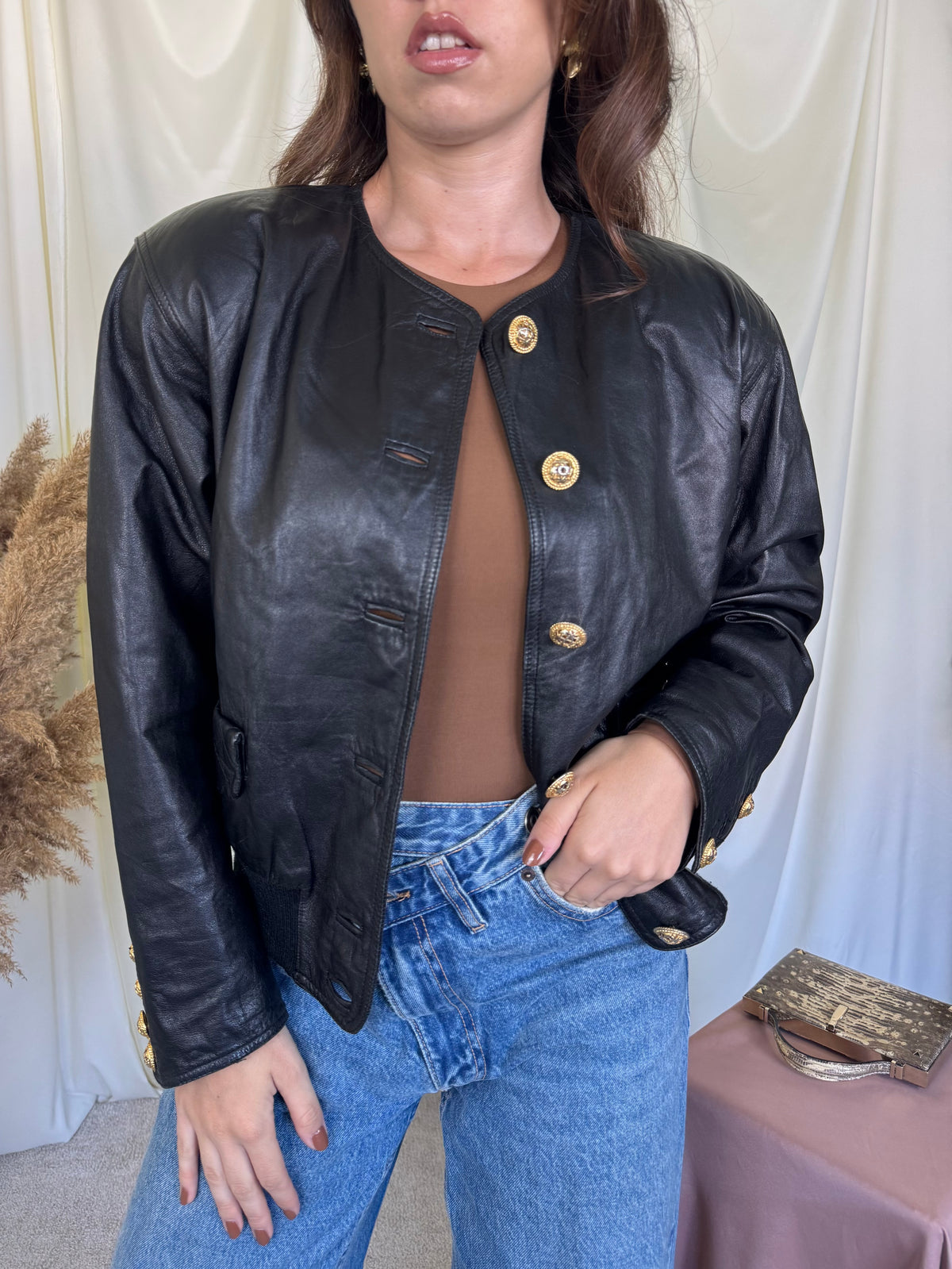 Jacheta vintage tip bomber din 100% piele naturală fină cu nasturi metalici tip bijuterie ( mărimea M/L)