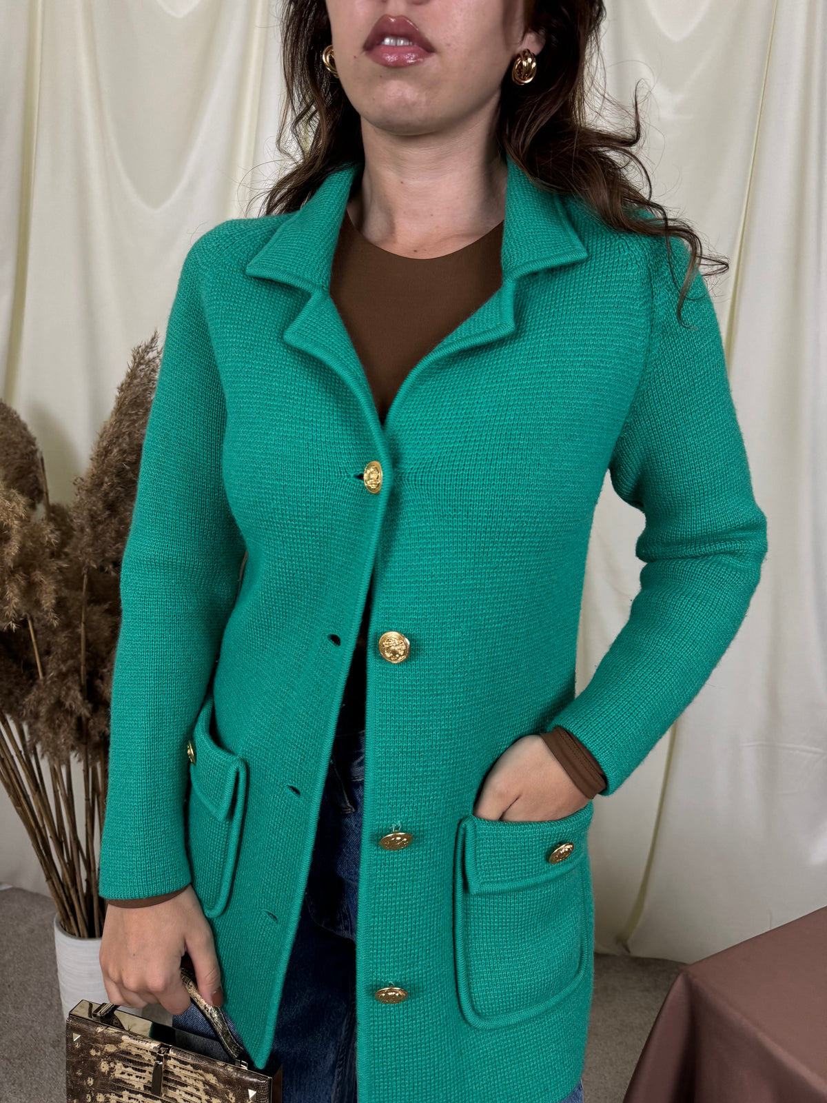 Cardigan vintage din lana pura extrem de călduroasă și densă cu nasturi aurii tip bijuterie ( mărimea S/M)