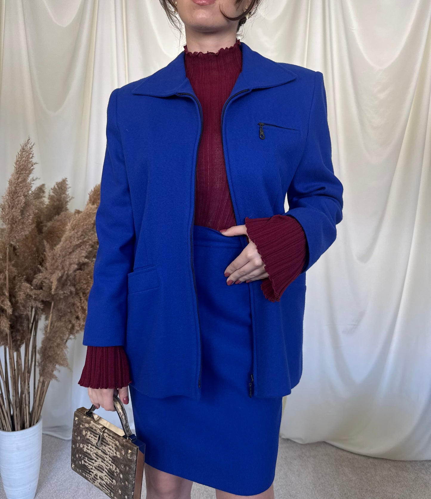 Deux-piece, jachetă și fusta cu talie înaltă, 80% lână, nuanța superbă de albastru royal 
(Mărimea S/M)