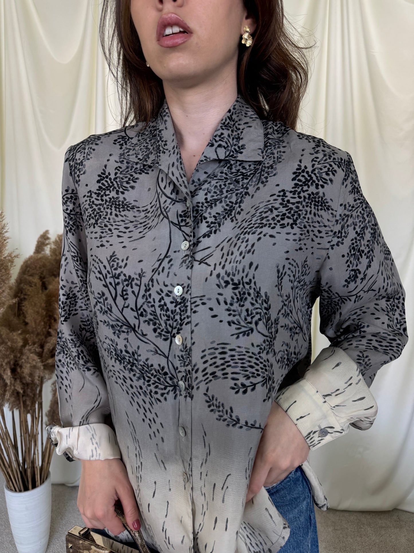 Cămașă vintage cu print gri din 100% cupro 
(Mărimea M/L)