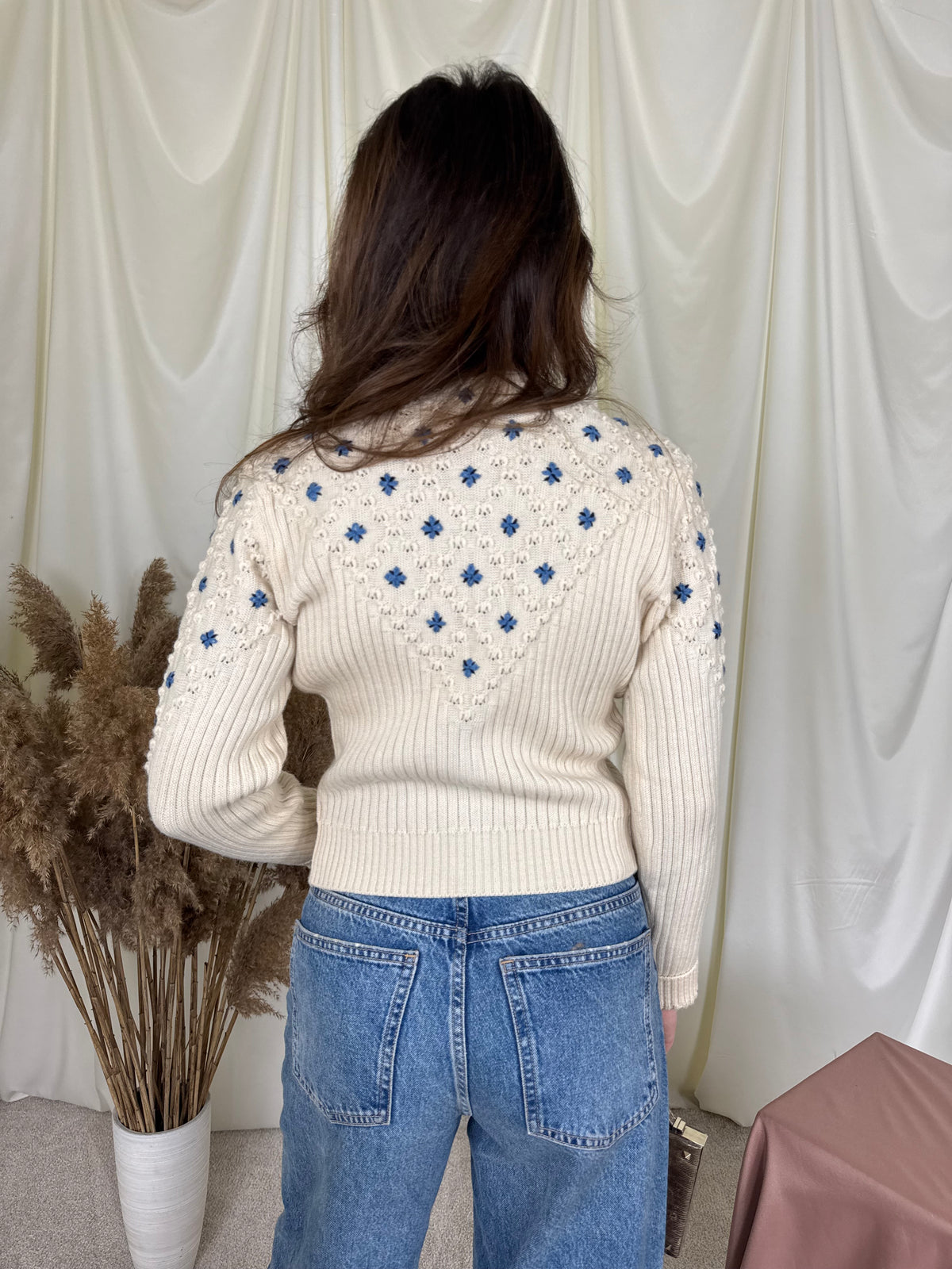 Cardigan vintage realizat manual din 100% lână crem cu motive florale ( mărimea S/M)