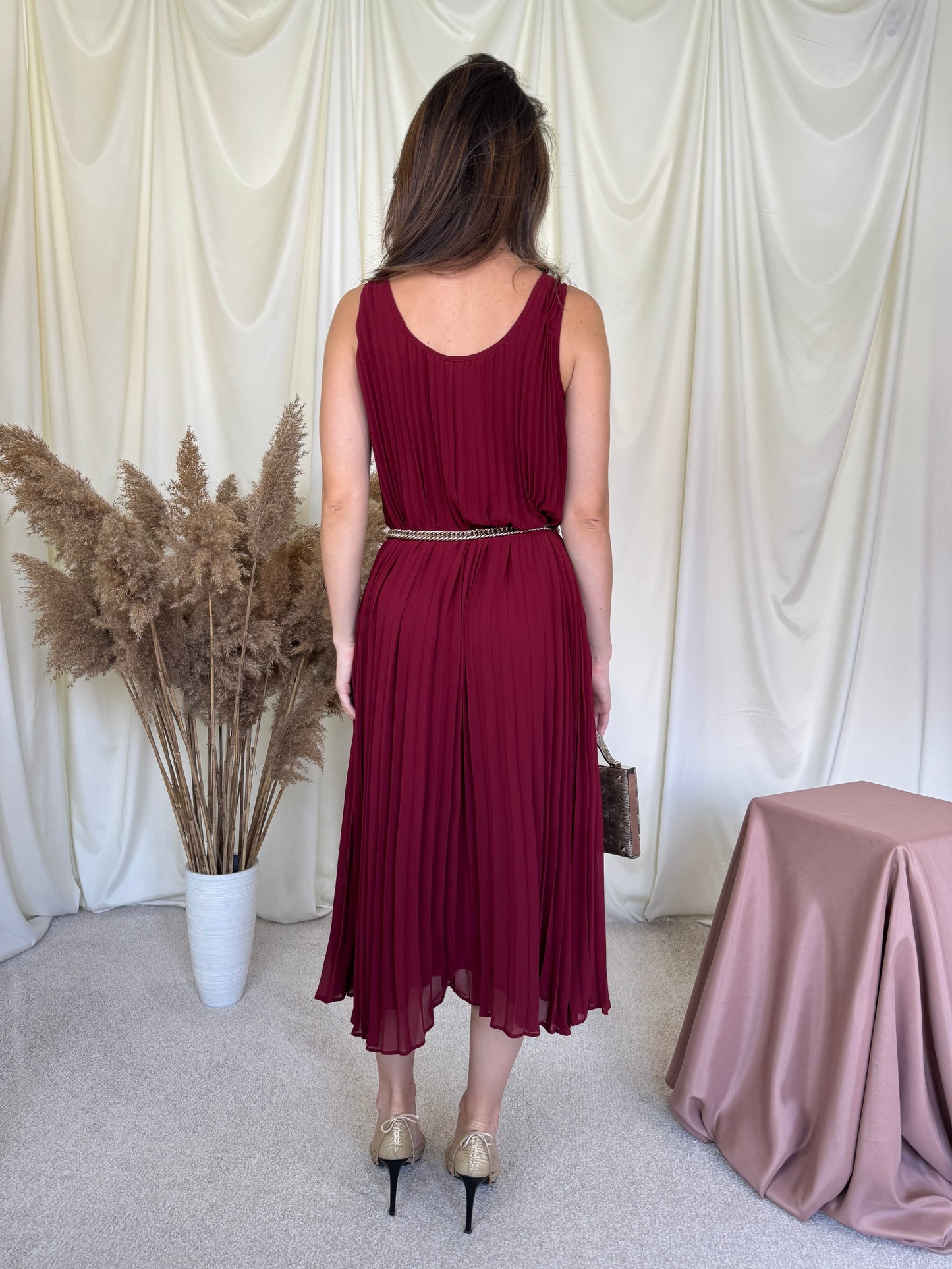 Rochie MICHAEL KORS plisată în croială fluidă, nuanța burgundy + centura metalică aurie inclusă ( marimea S-M)