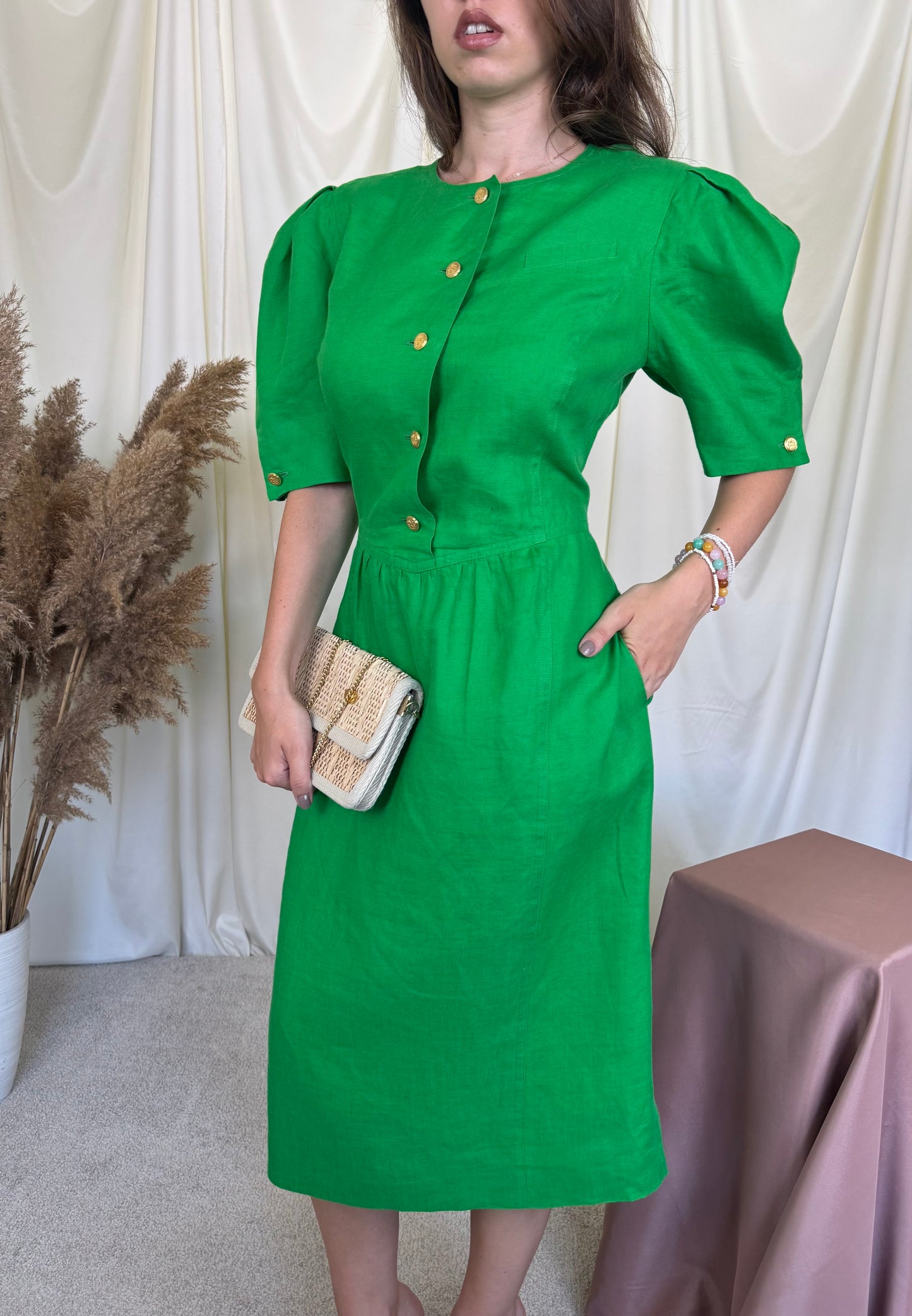 Rochie vintage din 100% in cu nasturi metalici aurii și umeri voluminoși ( mărimea M/L)