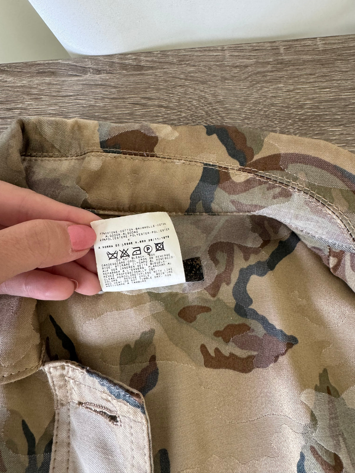 Geacă vintage premium GIANFRANCO FERRE din bumbac cu print army și nasturi inscripționați ( mărimea XS )