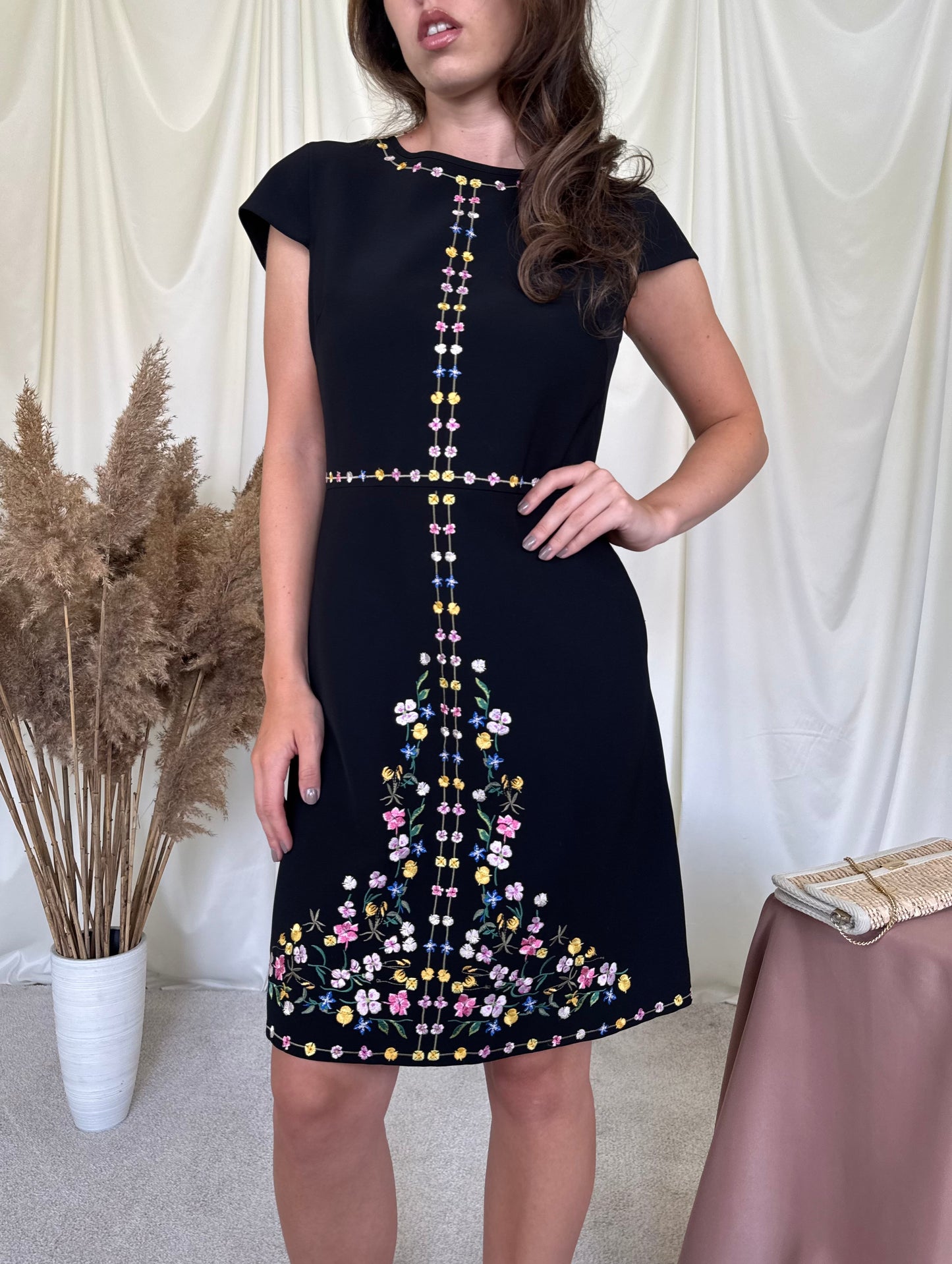 Rochie TED BAKER cu broderie 
(Mărimea S/M)
