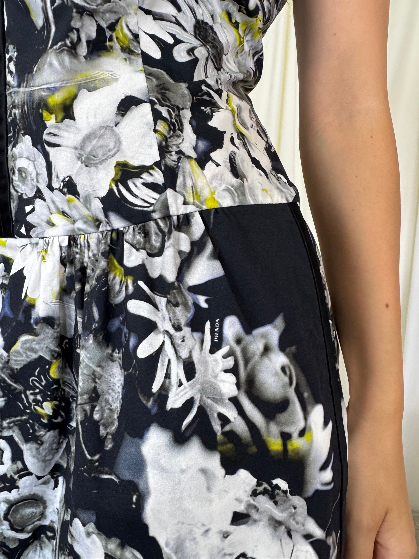 Rochie luxury PRADA din bumbac cu print floral și detalii satinate. Piesă statement în croială feminină ( mărimea S-M)