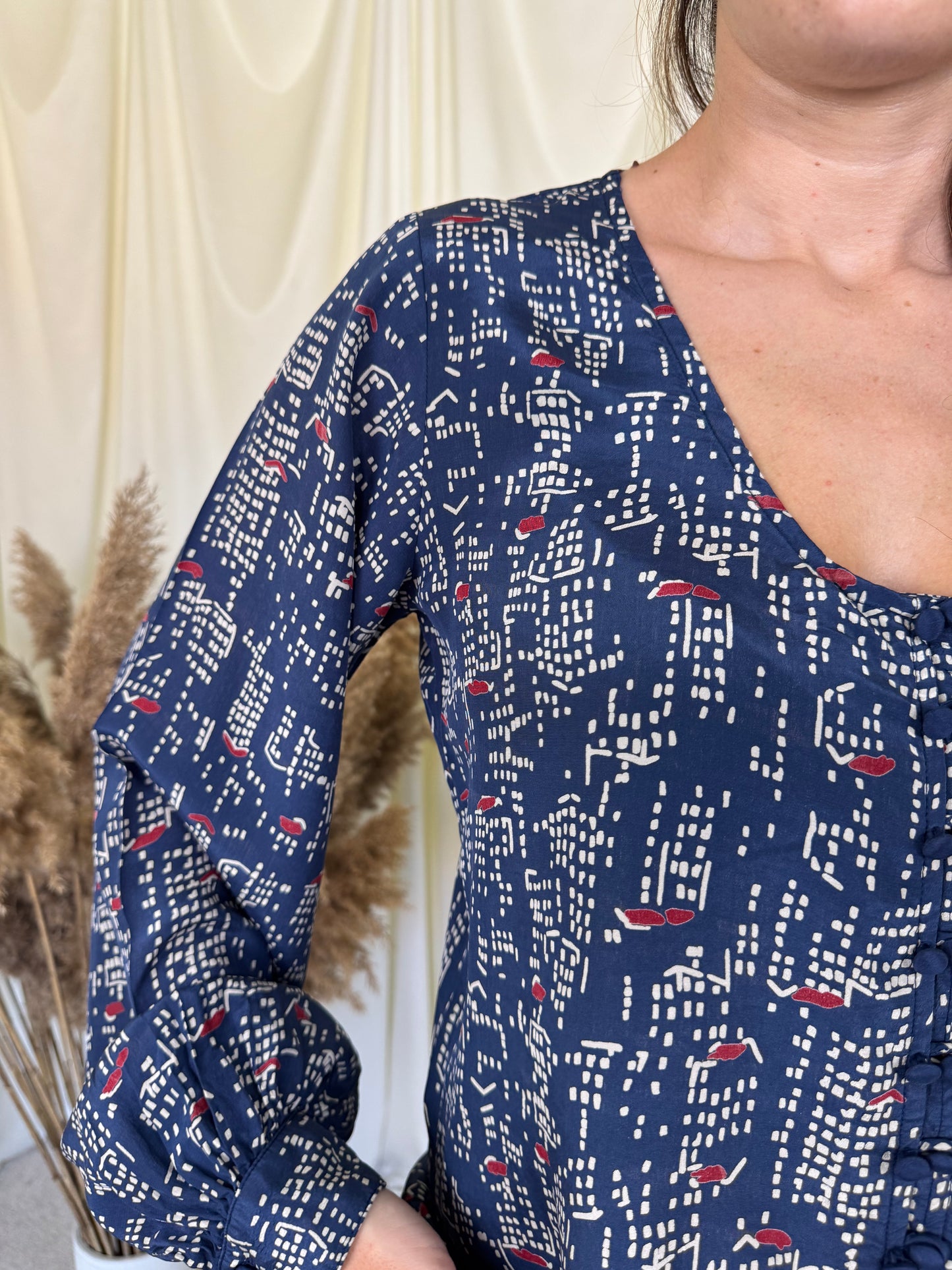 Cămașă vintage din mătase bleu cu print și mâneci ample 
(Mărimea S/M)