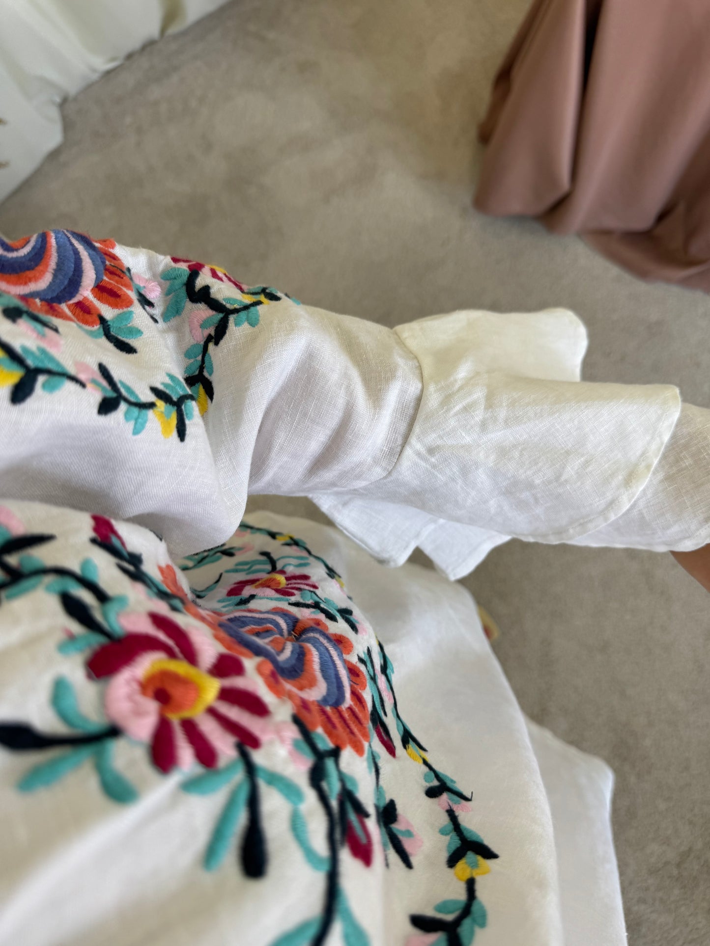 Rochie nouă cu broderie superbă din 100% in ( mărimea S- S/M)