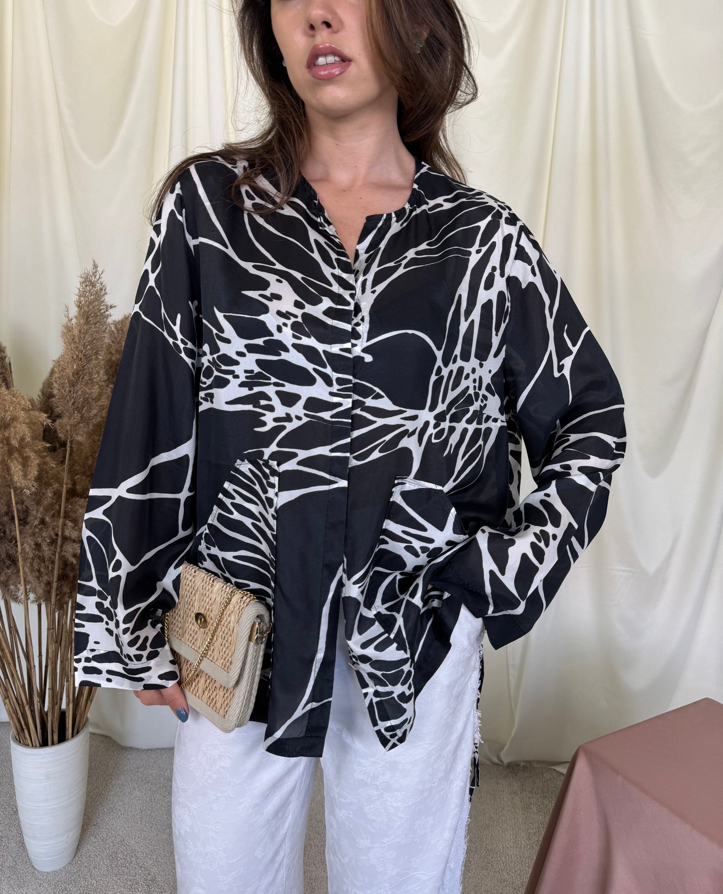 Cămașă Oska din 100% mătase naturală cu print, croi lejer, talie ajustabilă cu snur( mărimea L-XL)