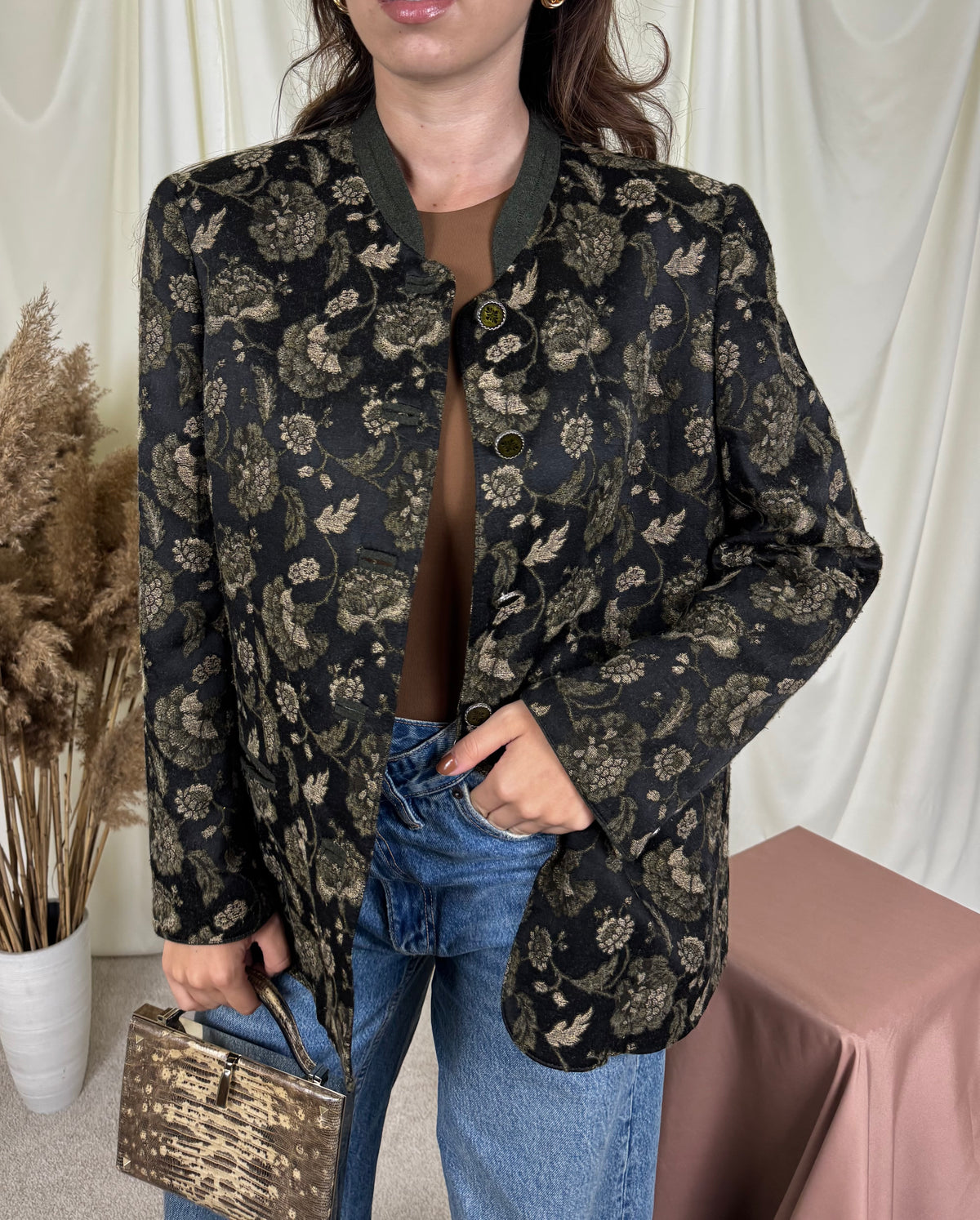 Jacheta vintage cu print floral și nasturi tip bijuterie ( mărimea L)