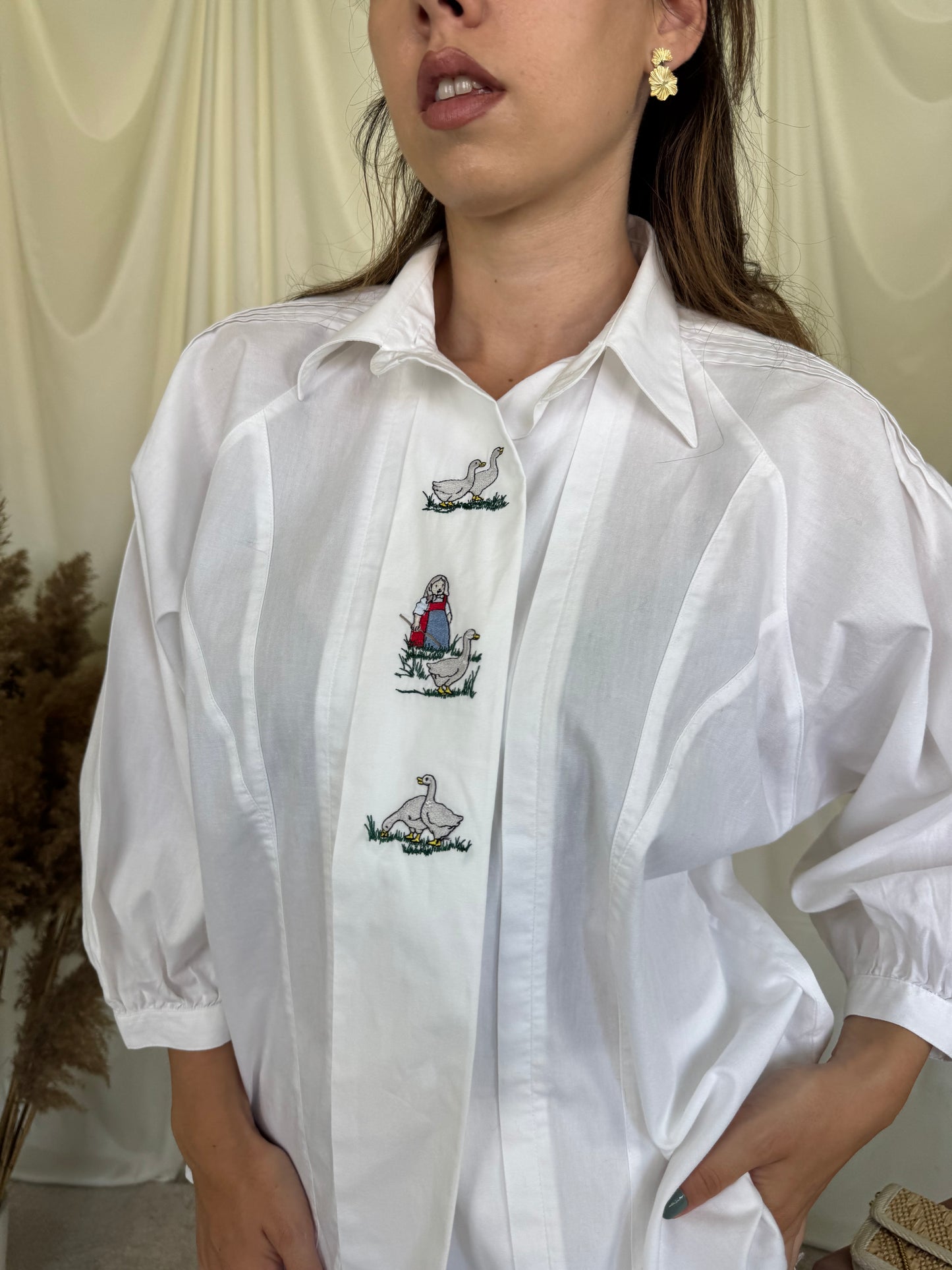 Cămașă vintage din 100% bumbac cu detalii brodate 
(Mărimea M/L)