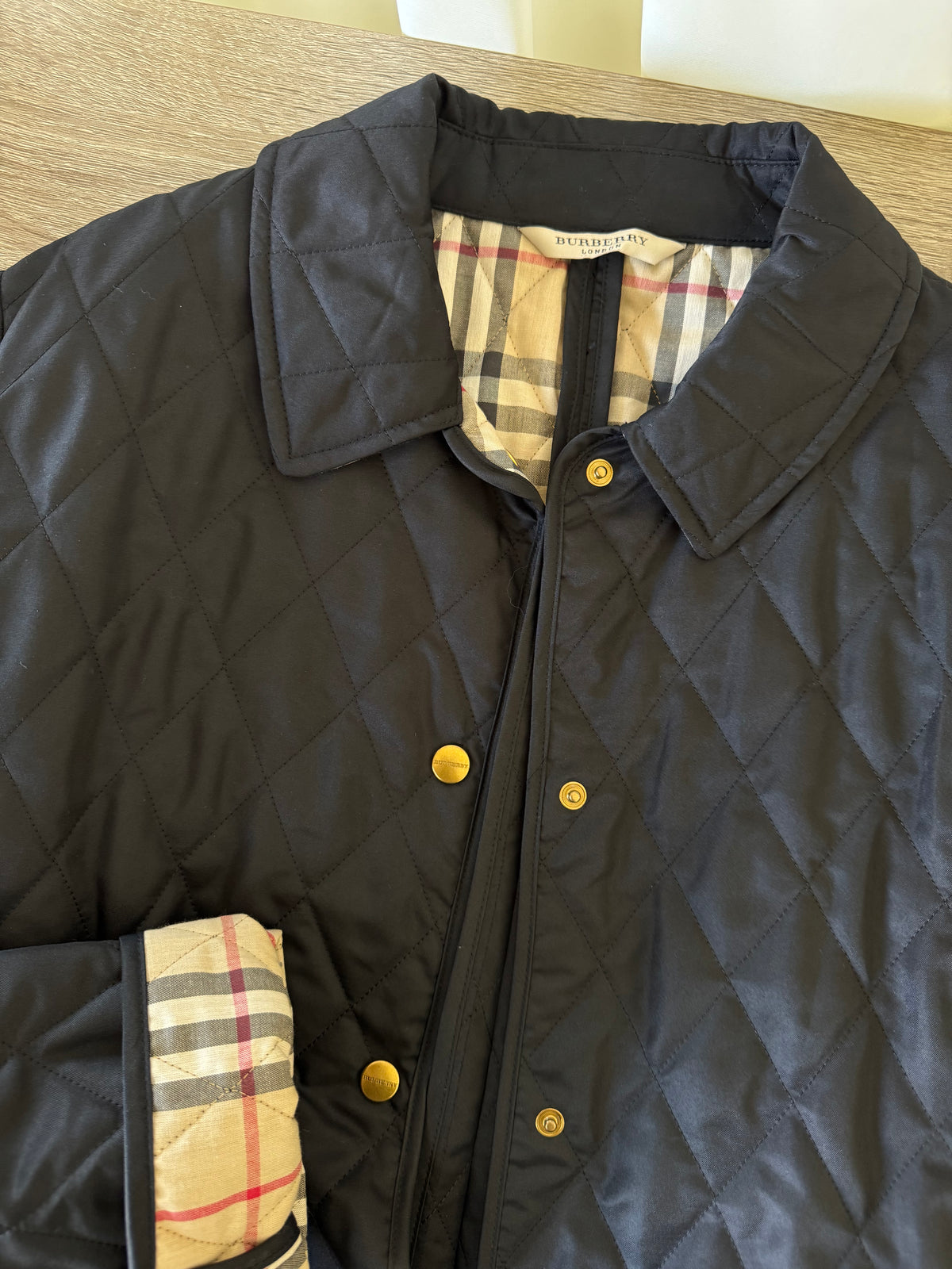Jacheta premium BURBERRY, închidere cu capse inscripționate, căptușeală cu print ( mărimea S/M- M)
