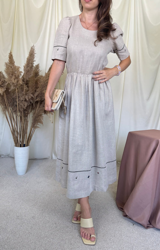 Rochie vintage din 100% in cu detalii brodate, talie marcata și nasturi pe spate ( mărimea S)