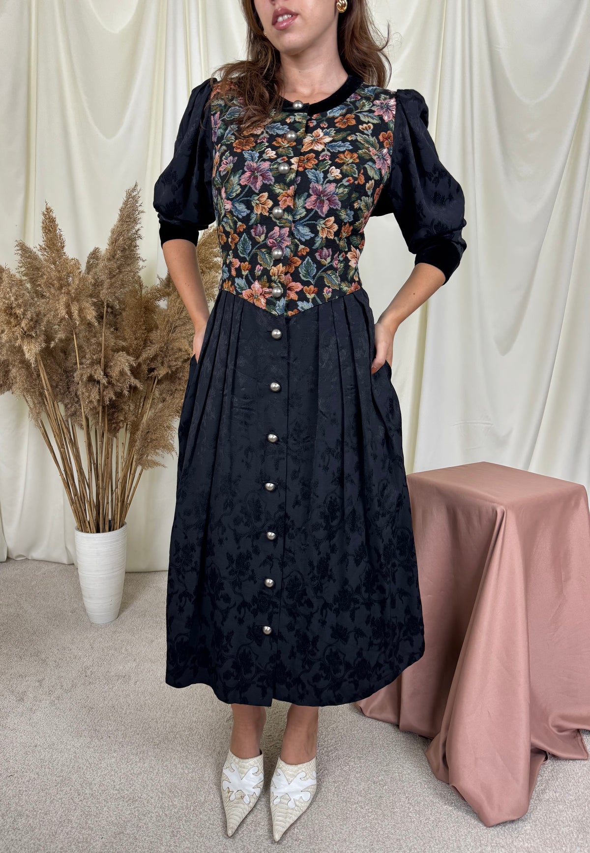 Rochie vintage superbisimă  cu nasturi metalici și detalii din catifea de bumbac ( mărimea M/L)