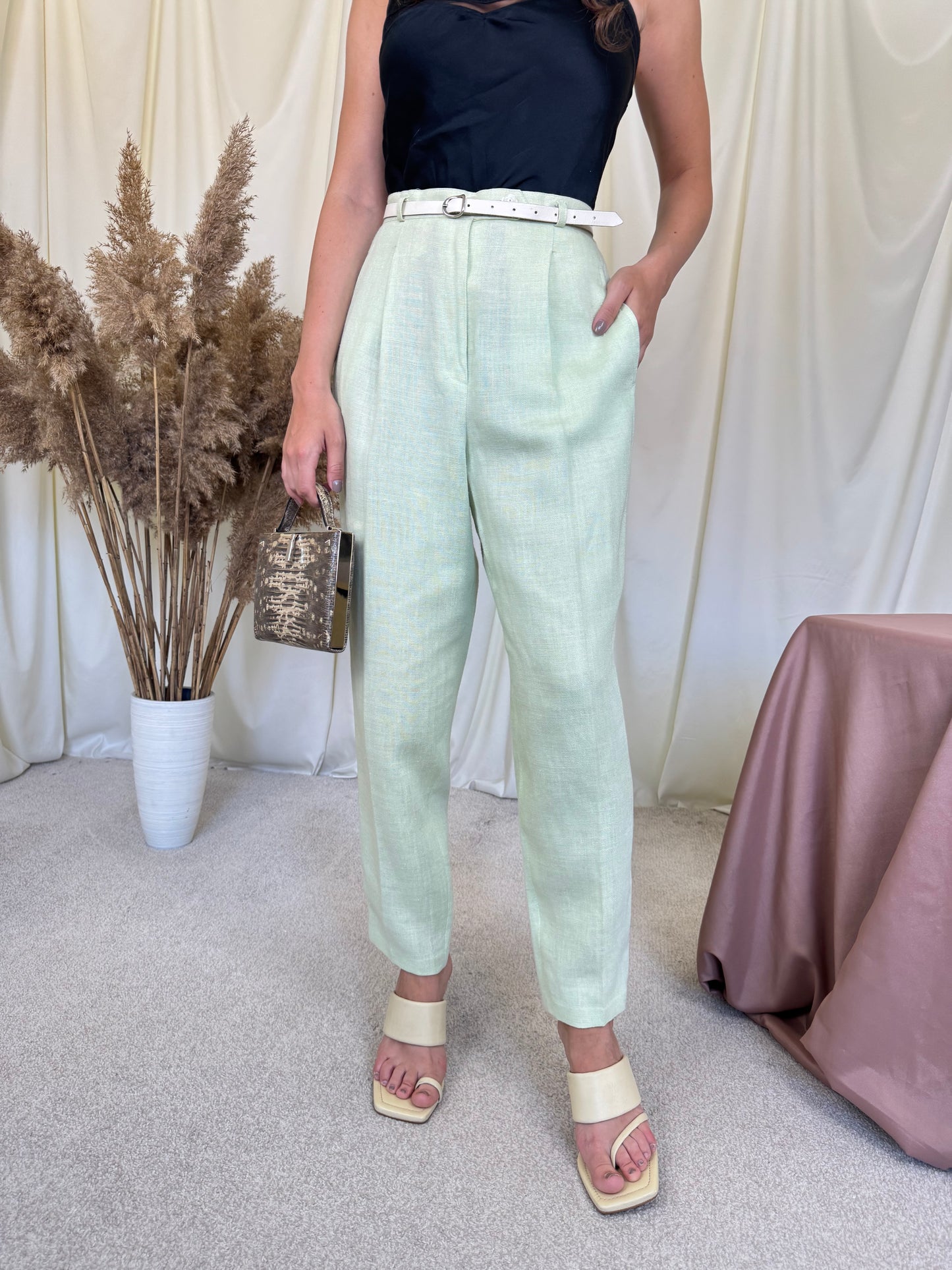 Pantaloni vintage cu talie super înaltă din 70% in, curea din piele naturala inclusa 
(Mărimea L)