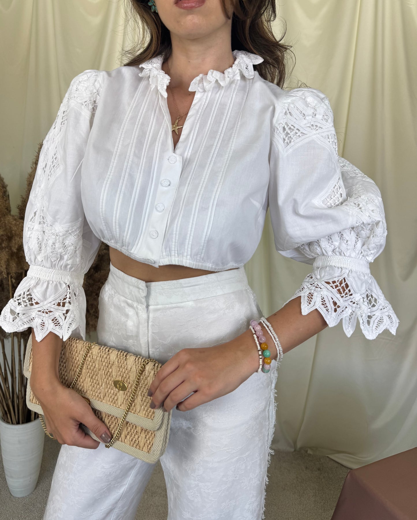 Cămașă vintage din 100% bumbac cu broderie excepțională, umeri bufanți( mărimea M)