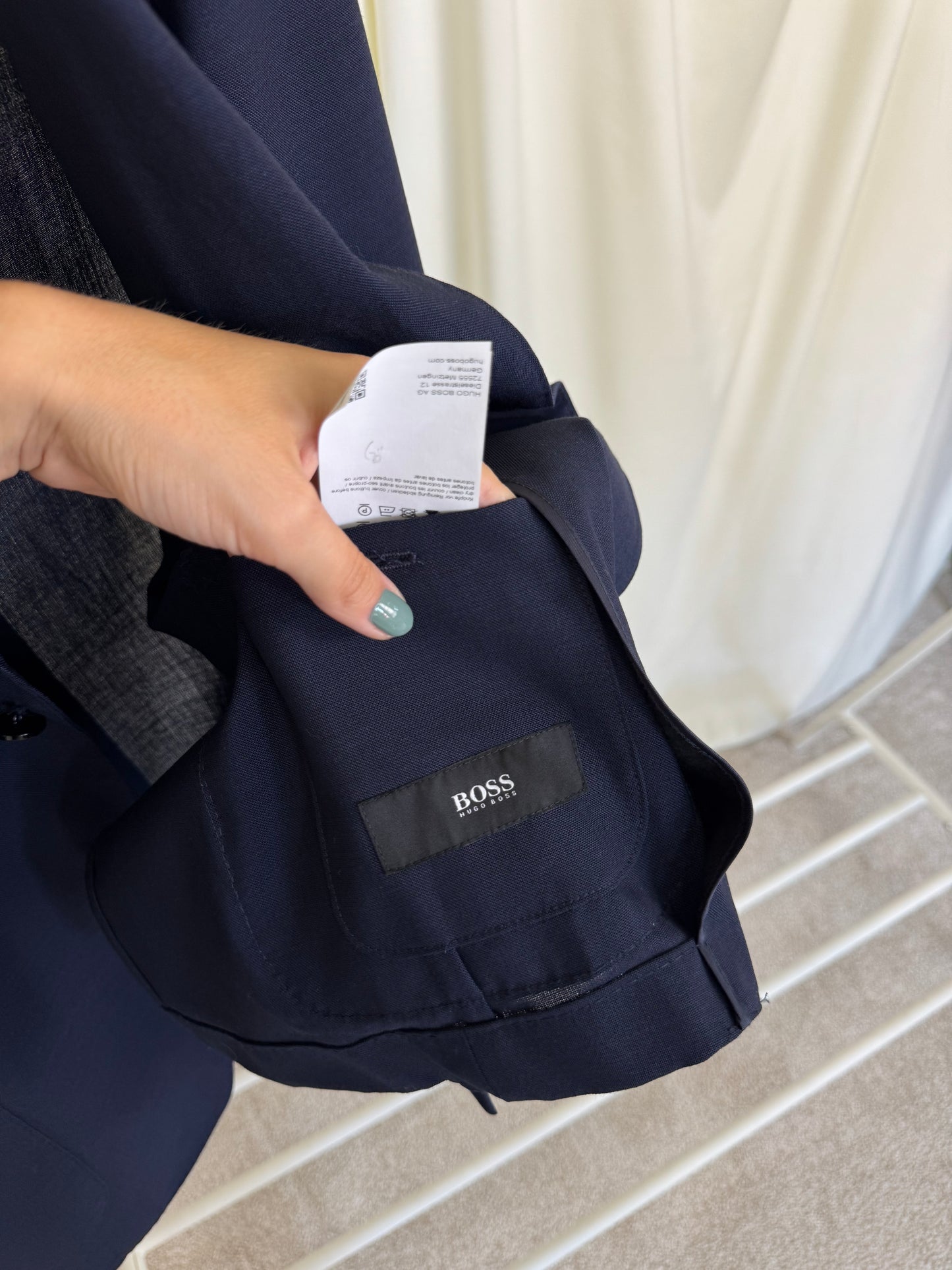 Sacou premium dark blue HUGO BOSS din 100% lana- stofă de vară. 
(Mărimea M-L/ 52)