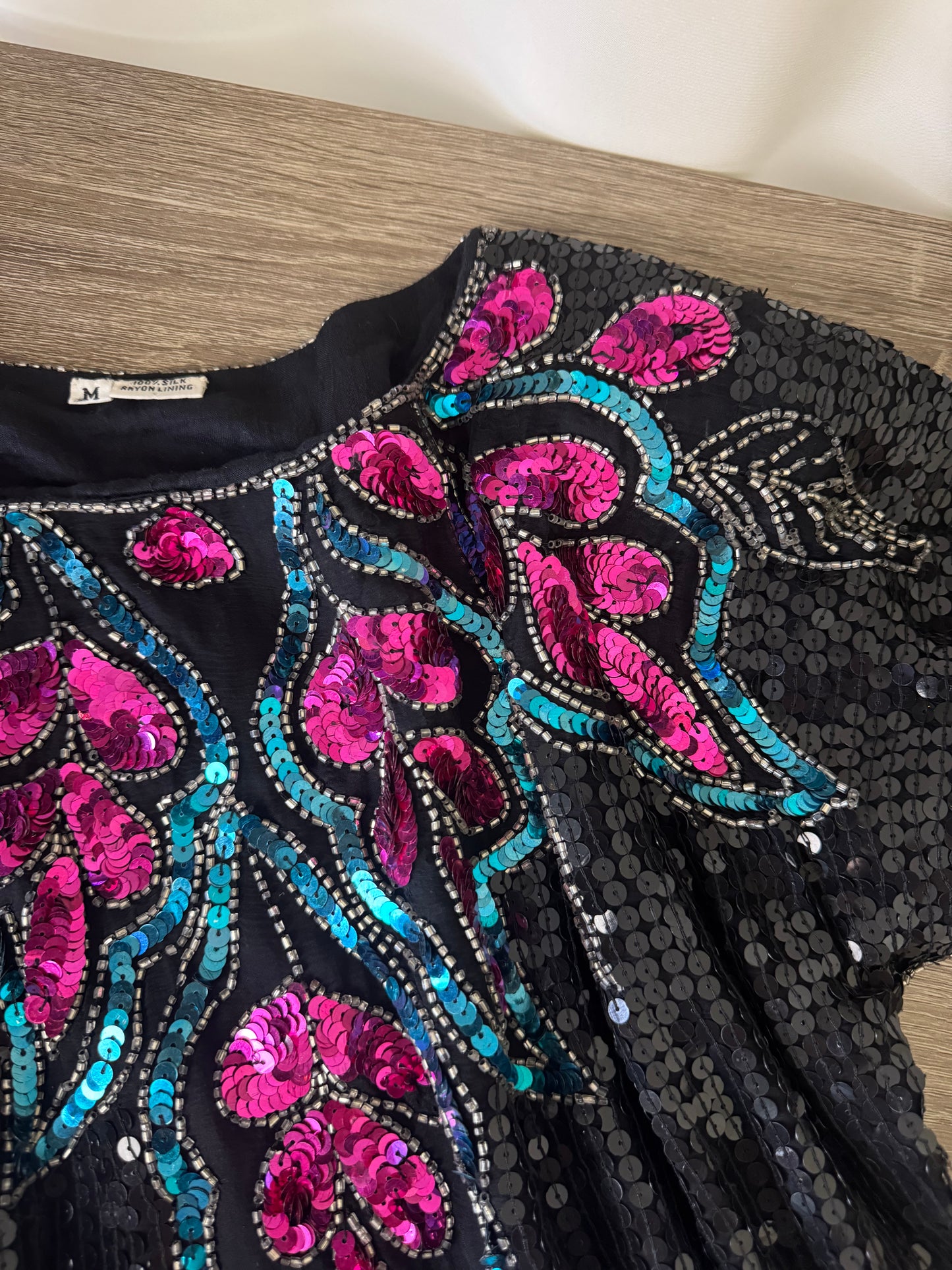 Piesa vintage superbă din mătase naturală cu mărgele și paiete( mărimea M )