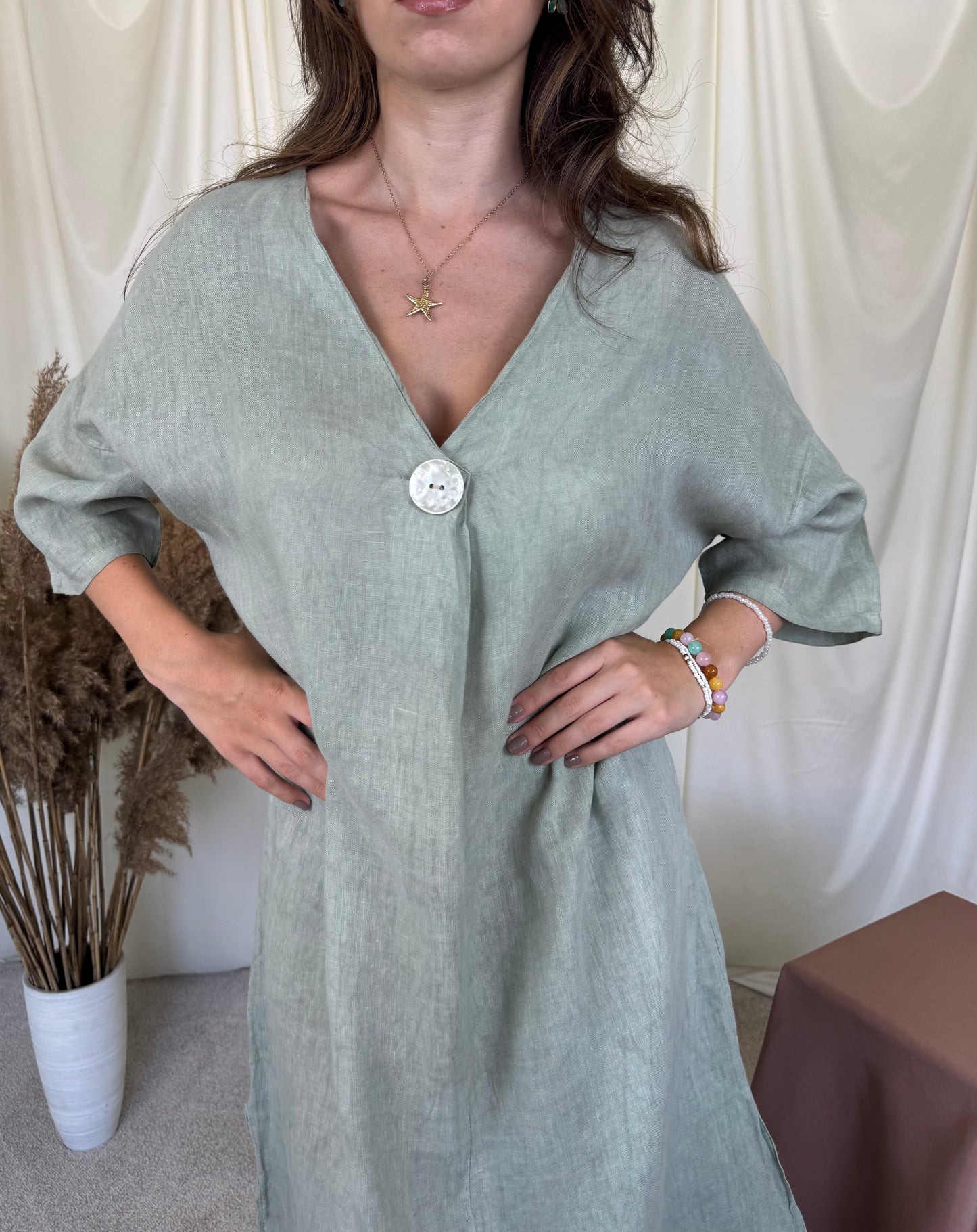 Rochie din in verde cu nasture perla în croi amplu și fluid ( mărimea S-XL)