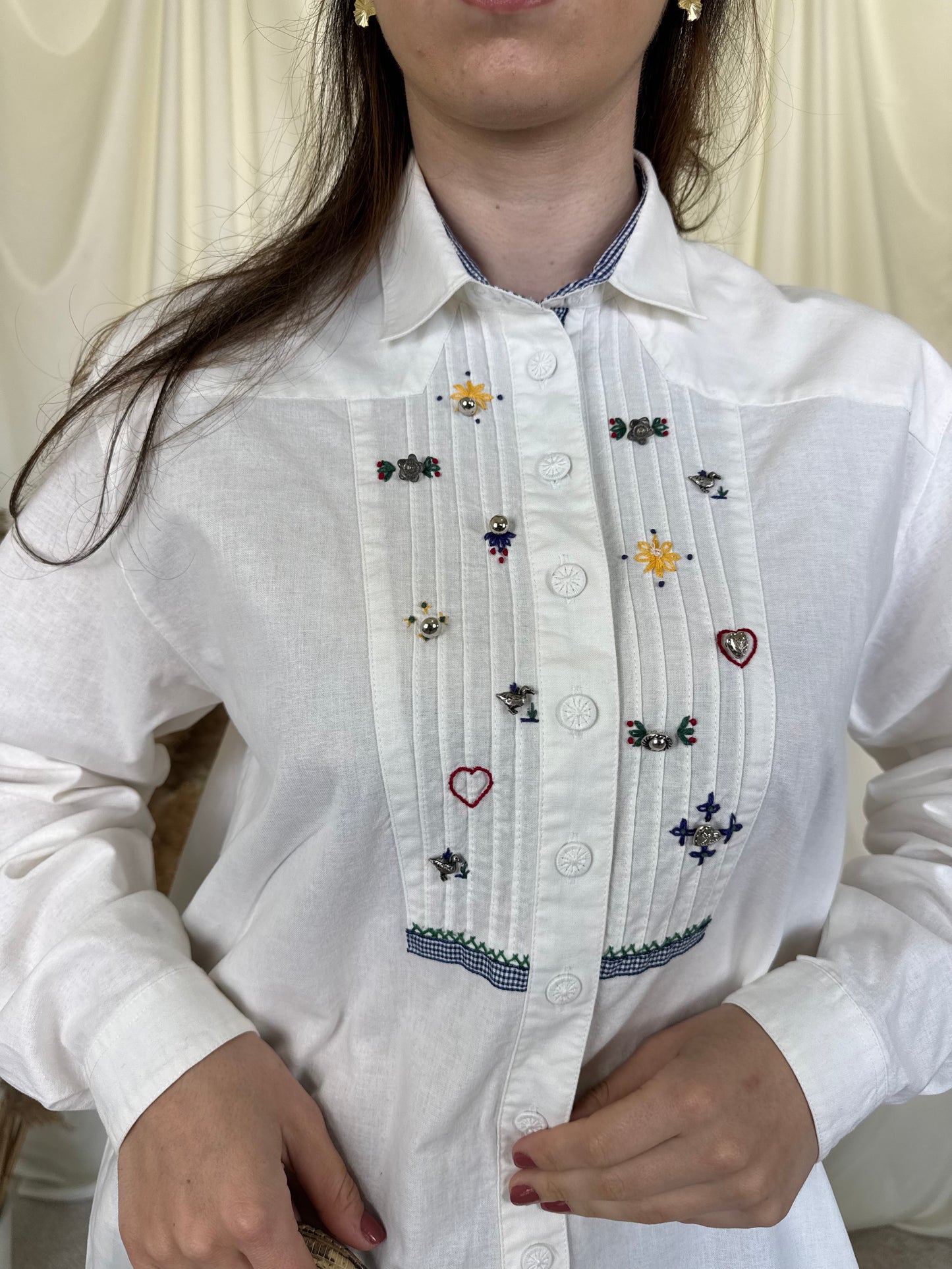 Cămașă vintage superbisima din 100% bumbac cu broderie și aplicații metalice 
(Mărimea M/L)