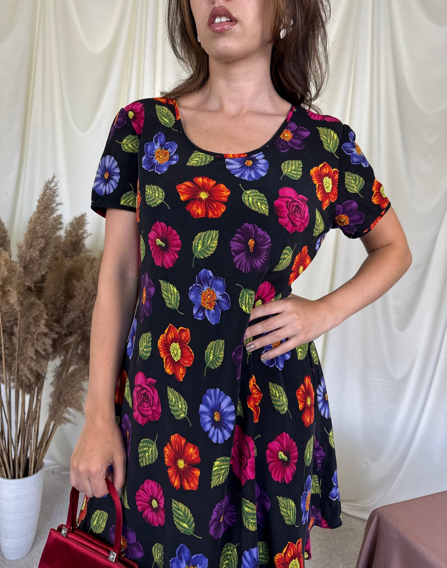 Rochie vintage din 100% matase naturala cu print floral
(Mărimea M)