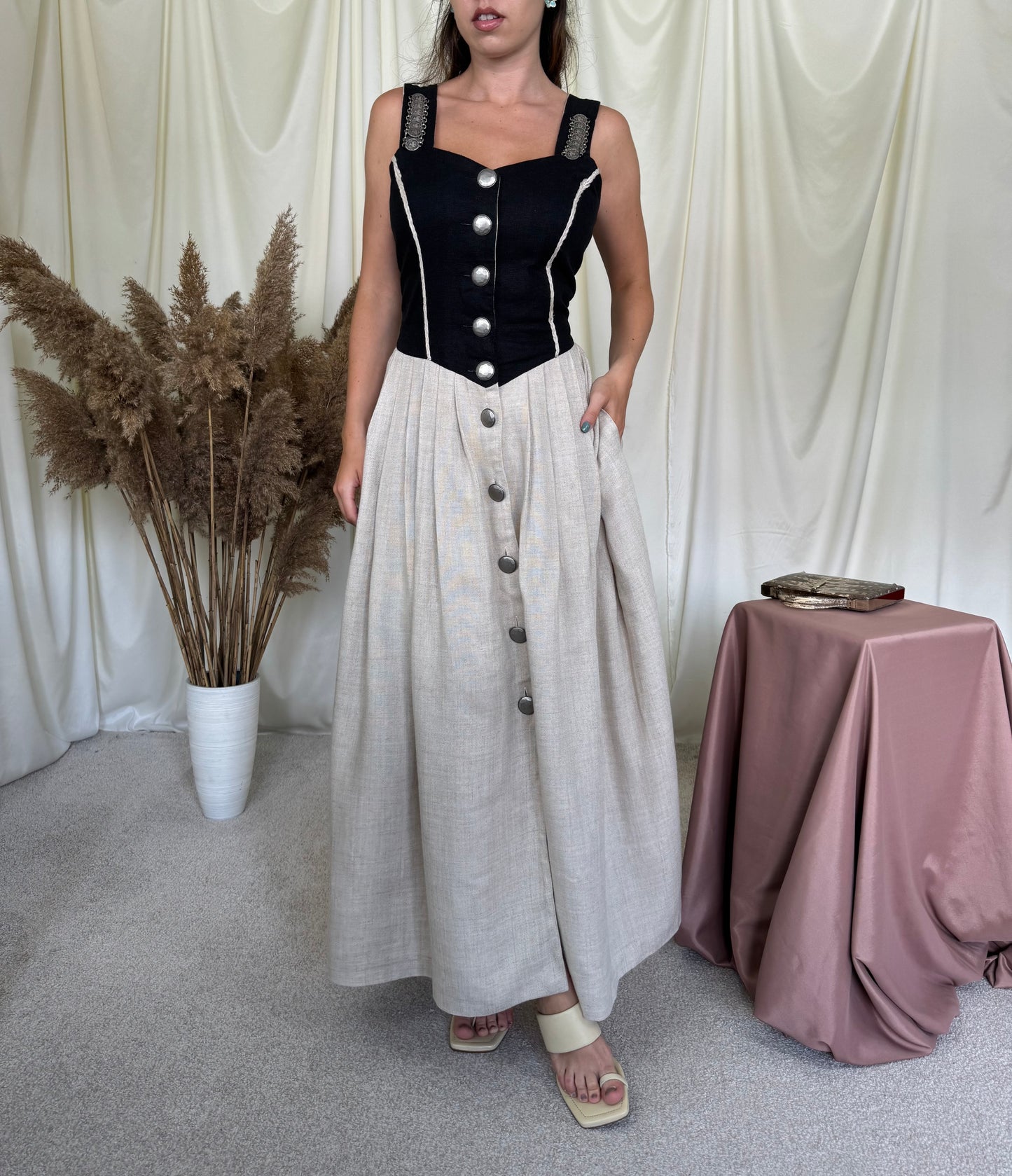 Rochie vintage din 100% in cu detalii și nasturi metalici 
(Mărimea M)