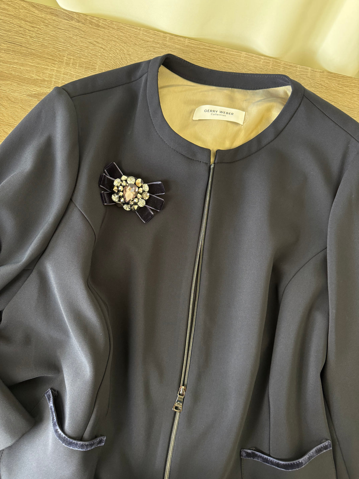 Jacheta GERRY WEBER cu fermoar și broșă superbă ( mărimea L/XL)