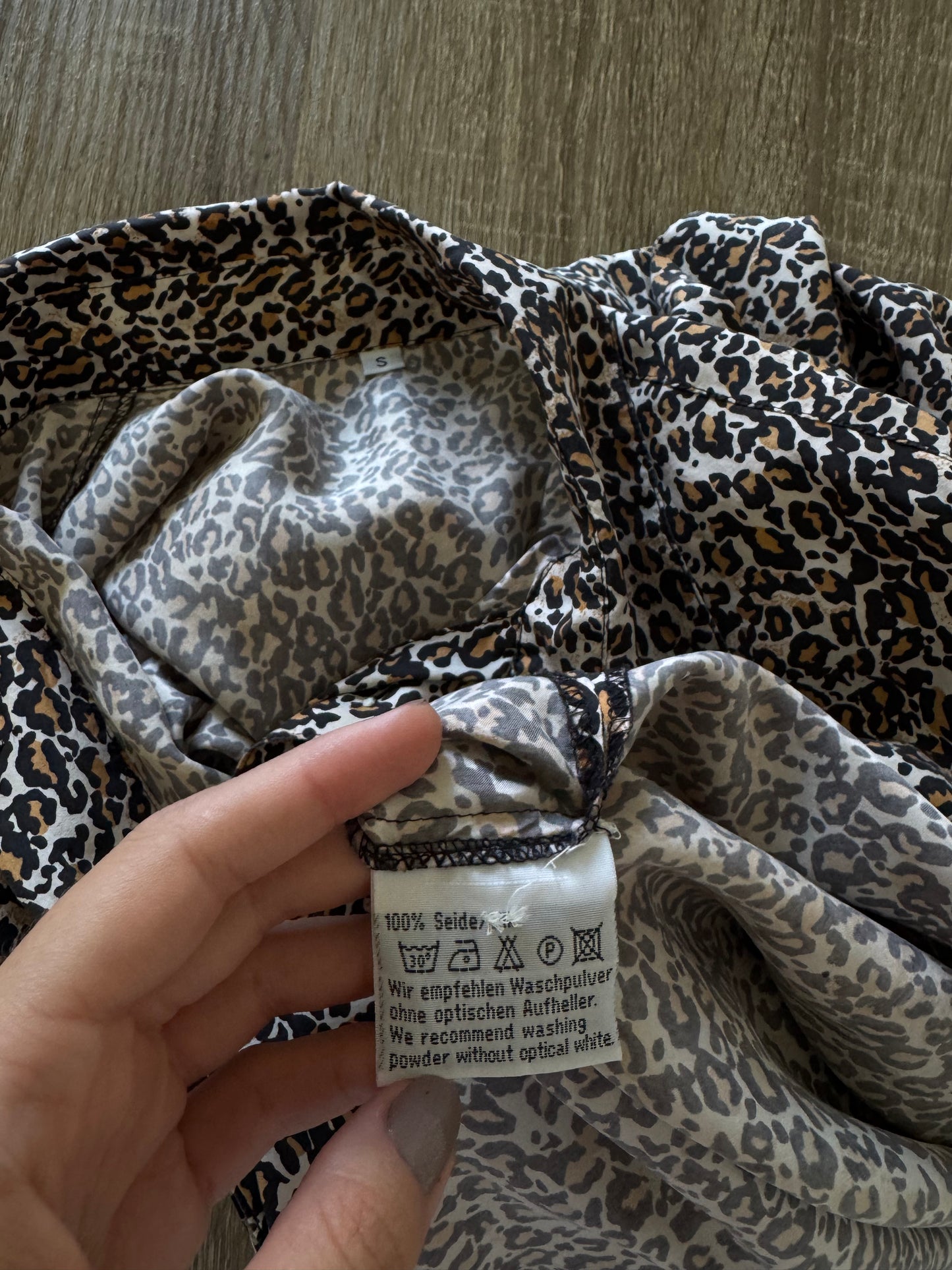 Cămașă vintage din 100% mătase naturală cu animal pint, fit lejer  ( mărimea S/ M)
