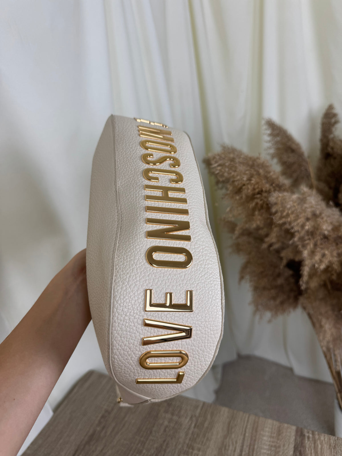 Geanta LOVE MOSCHINO din piele naturală cu feronerie aurie 
Prezintă mică urmă