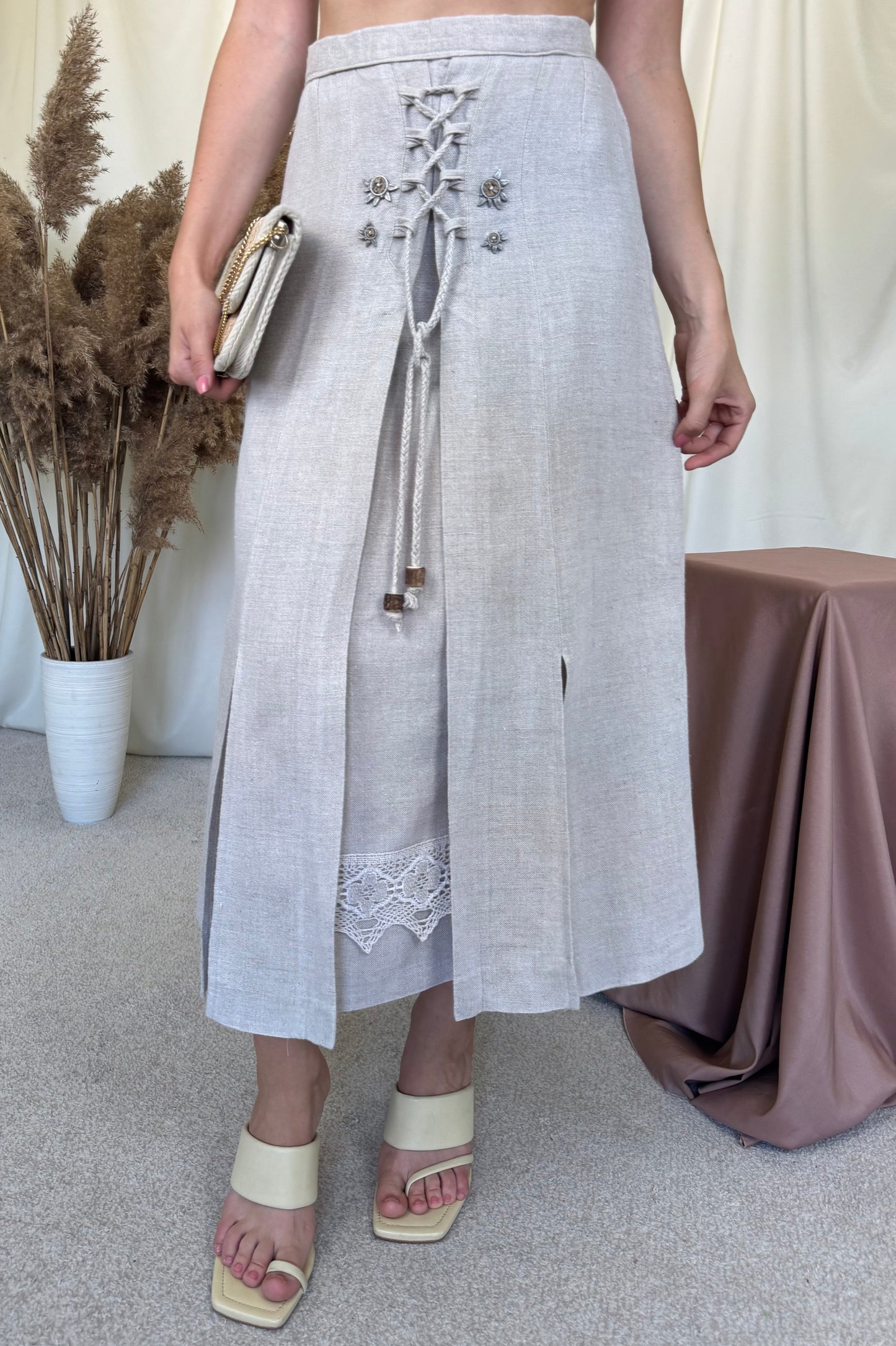 Fusta vintage din 100% in cu talie înaltă, broderie superbă, șlițuri laterale ( mărimea M/L)