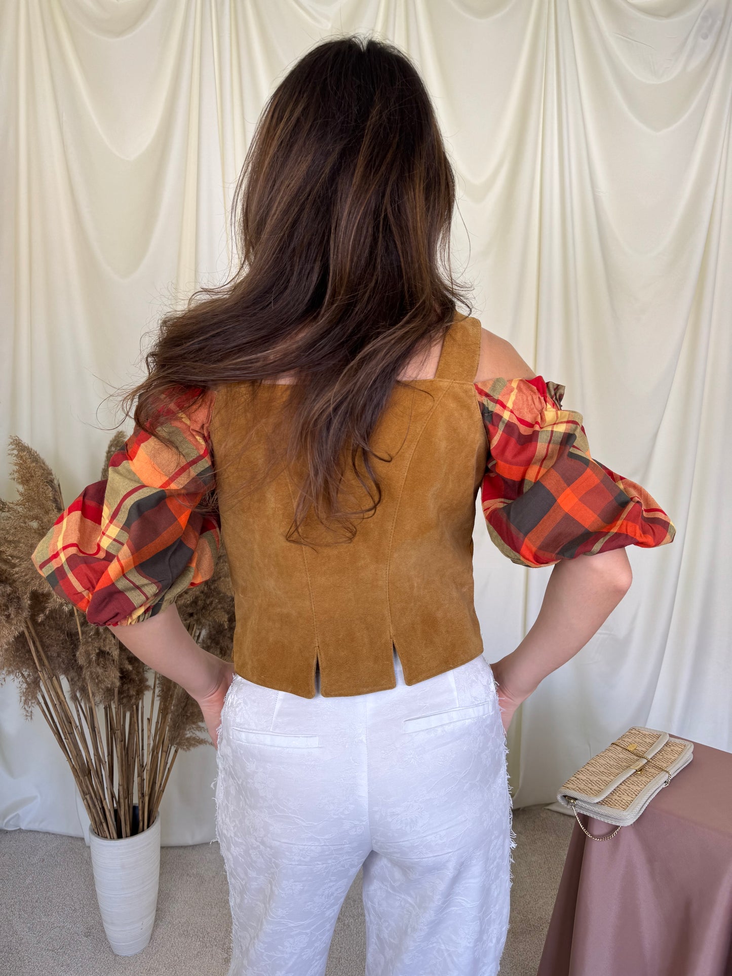 Top vintage din piele naturala întoarsă și mâneci din bumbac cu print, accesorii metalice ( mărimea M)