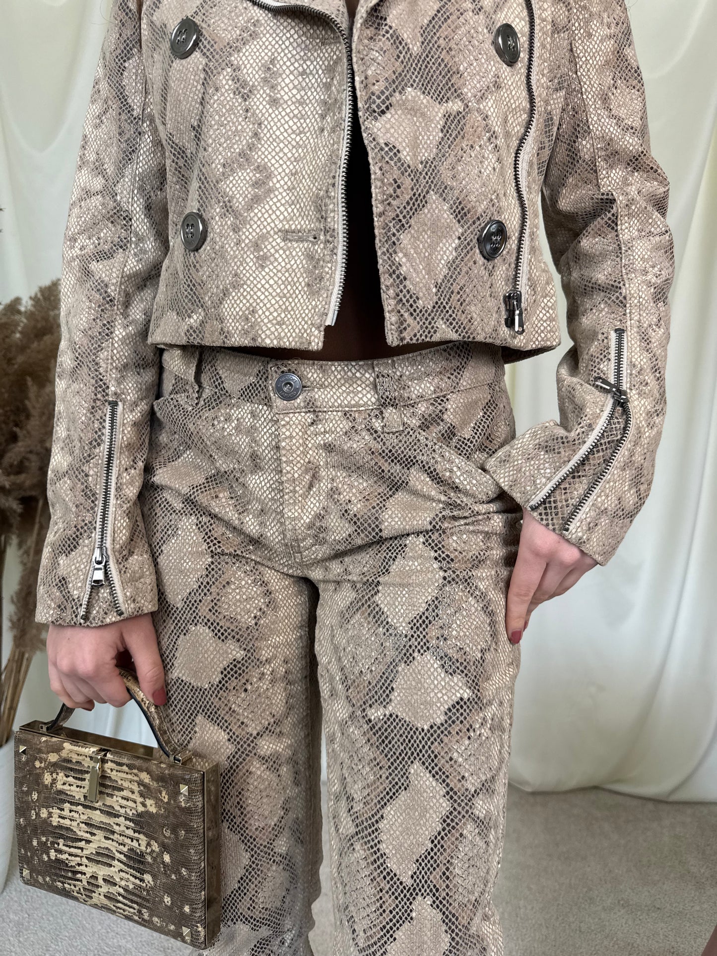 Costum snake, jachetă și pantalon 
(Mărimea XS-S)